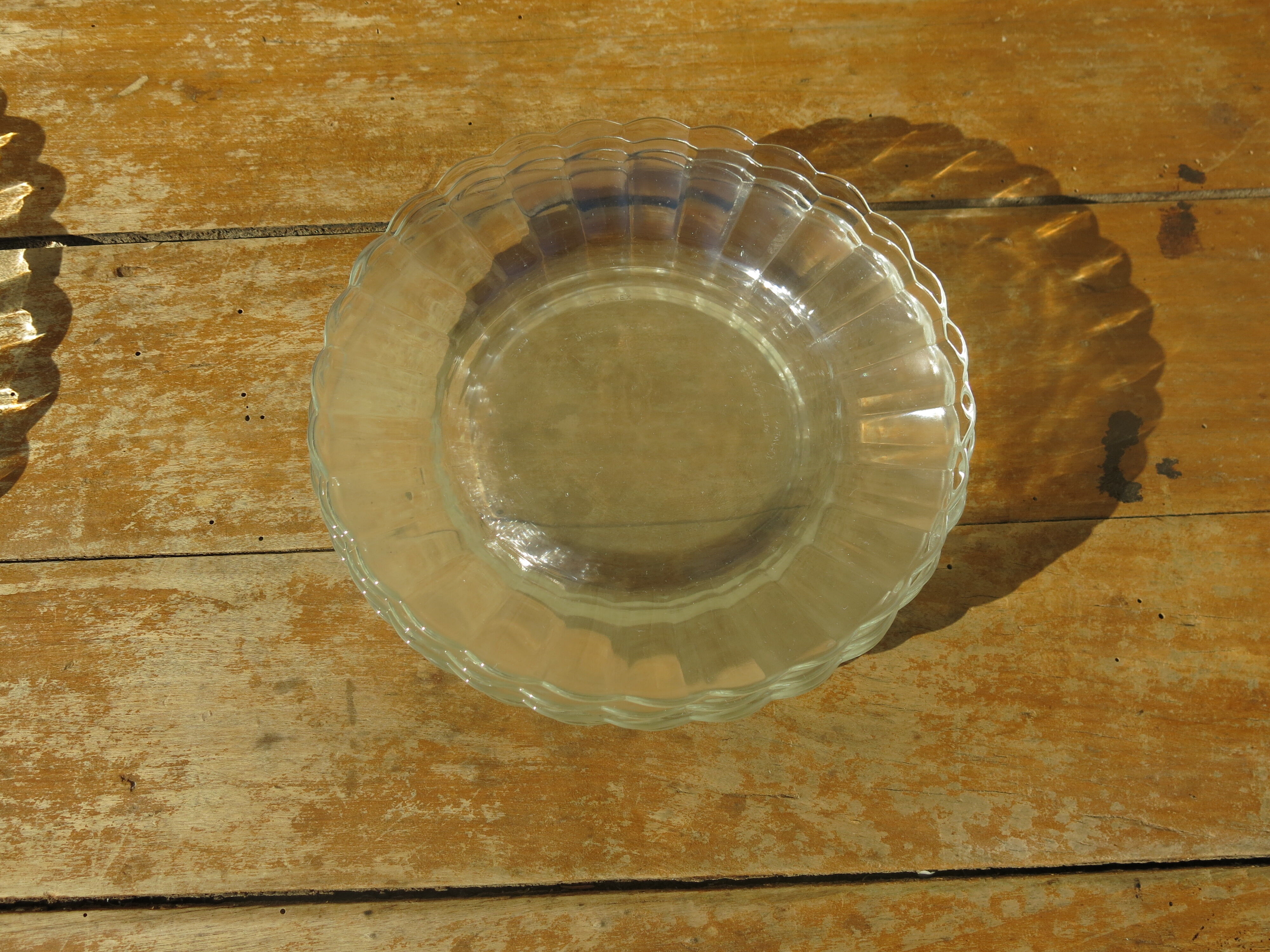 1 pie dish and 6 Duralex plates in transparent glass