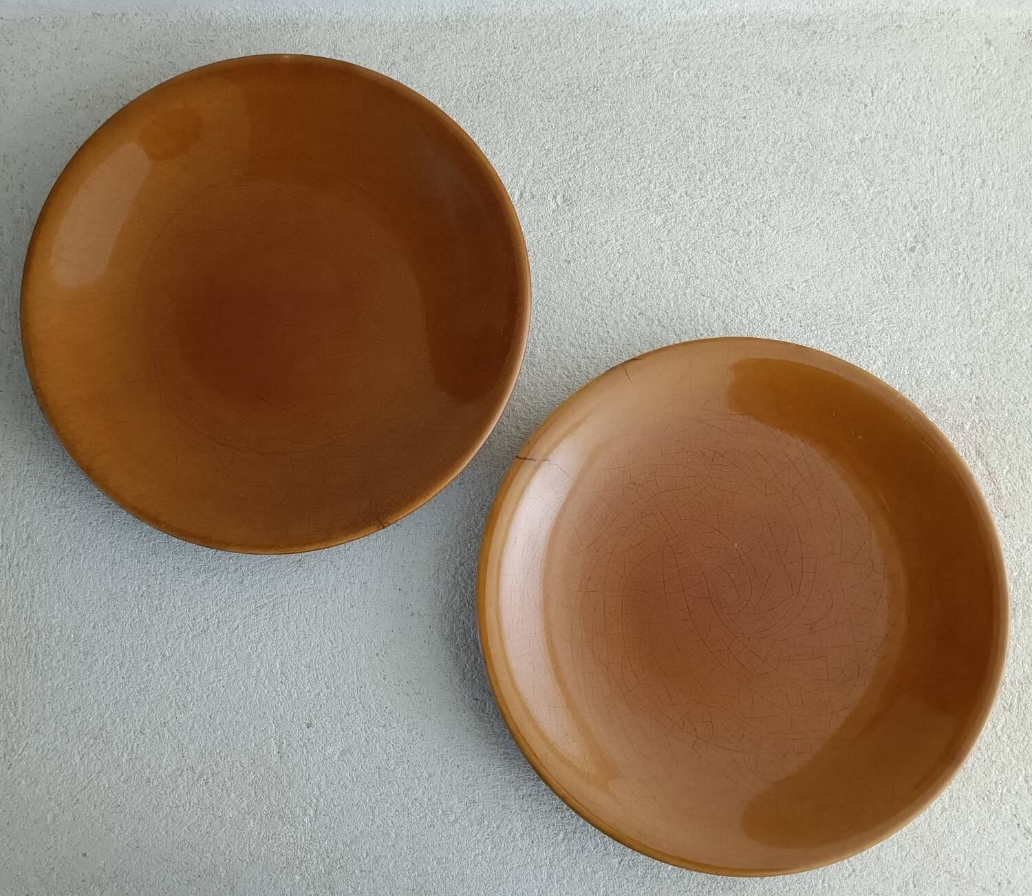 2 vintage Longchamp plates