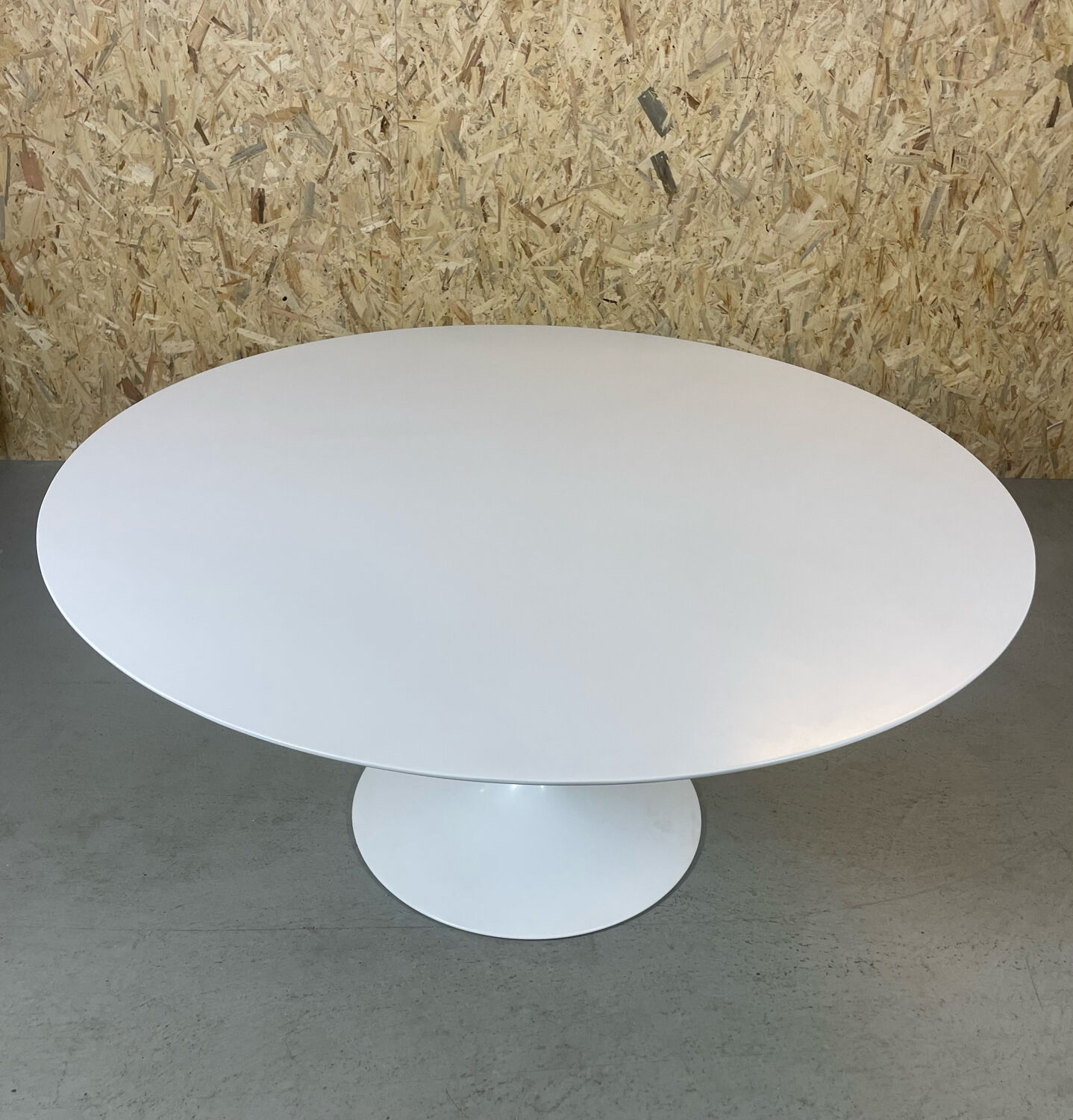 Tulip dining table by Eero Saarinen for Knoll International