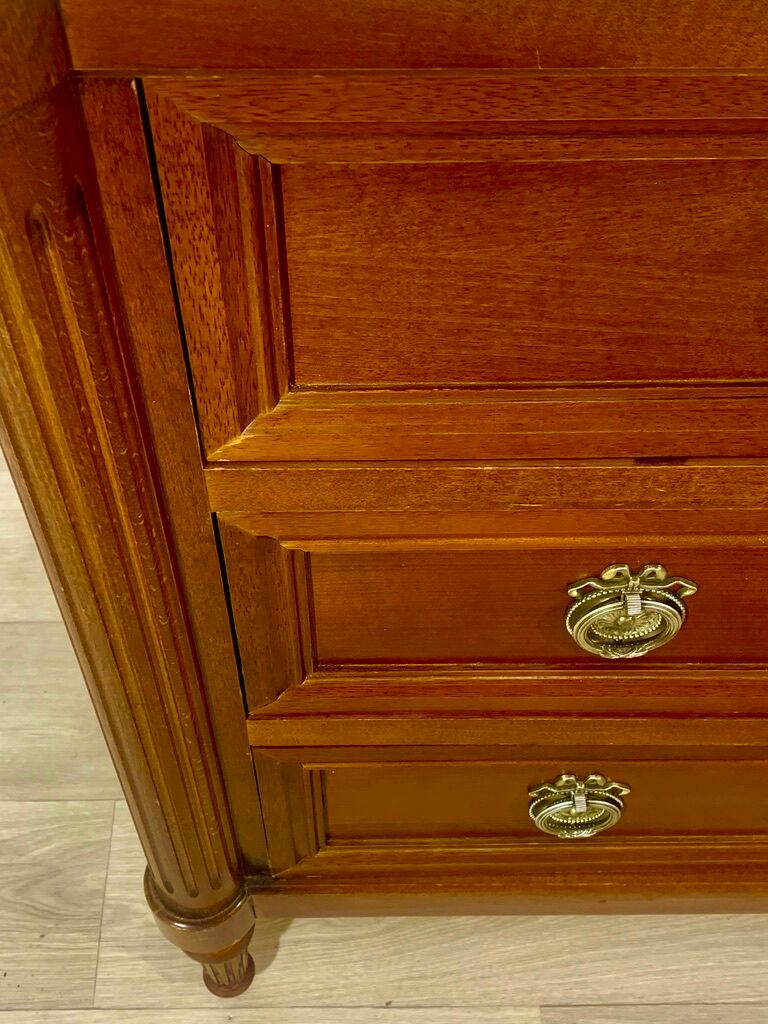 Commode de style Louis XVI, 4 tiroirs, marbre rose
