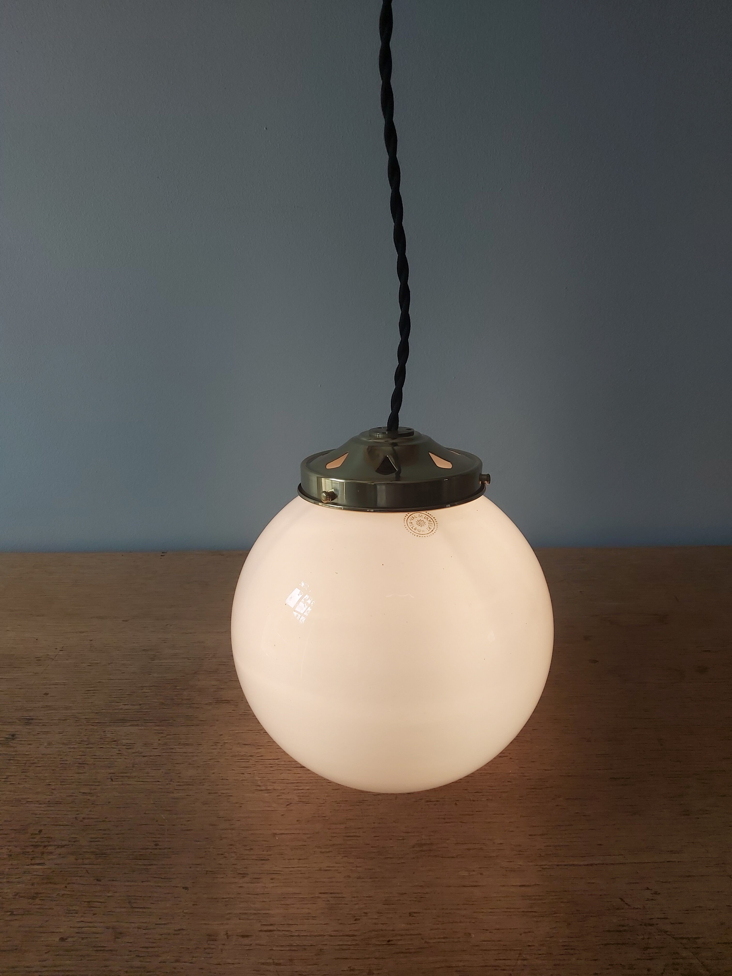 Lot de 3 suspensions art deco avec globe en opaline blanche