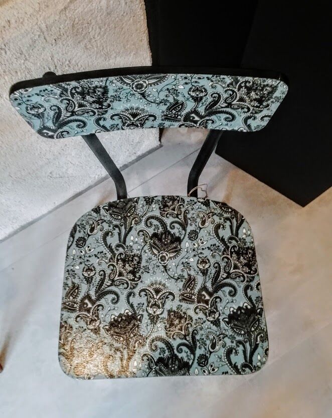 Chaise formica Imprimé cachemire noir sur fond bleu gris