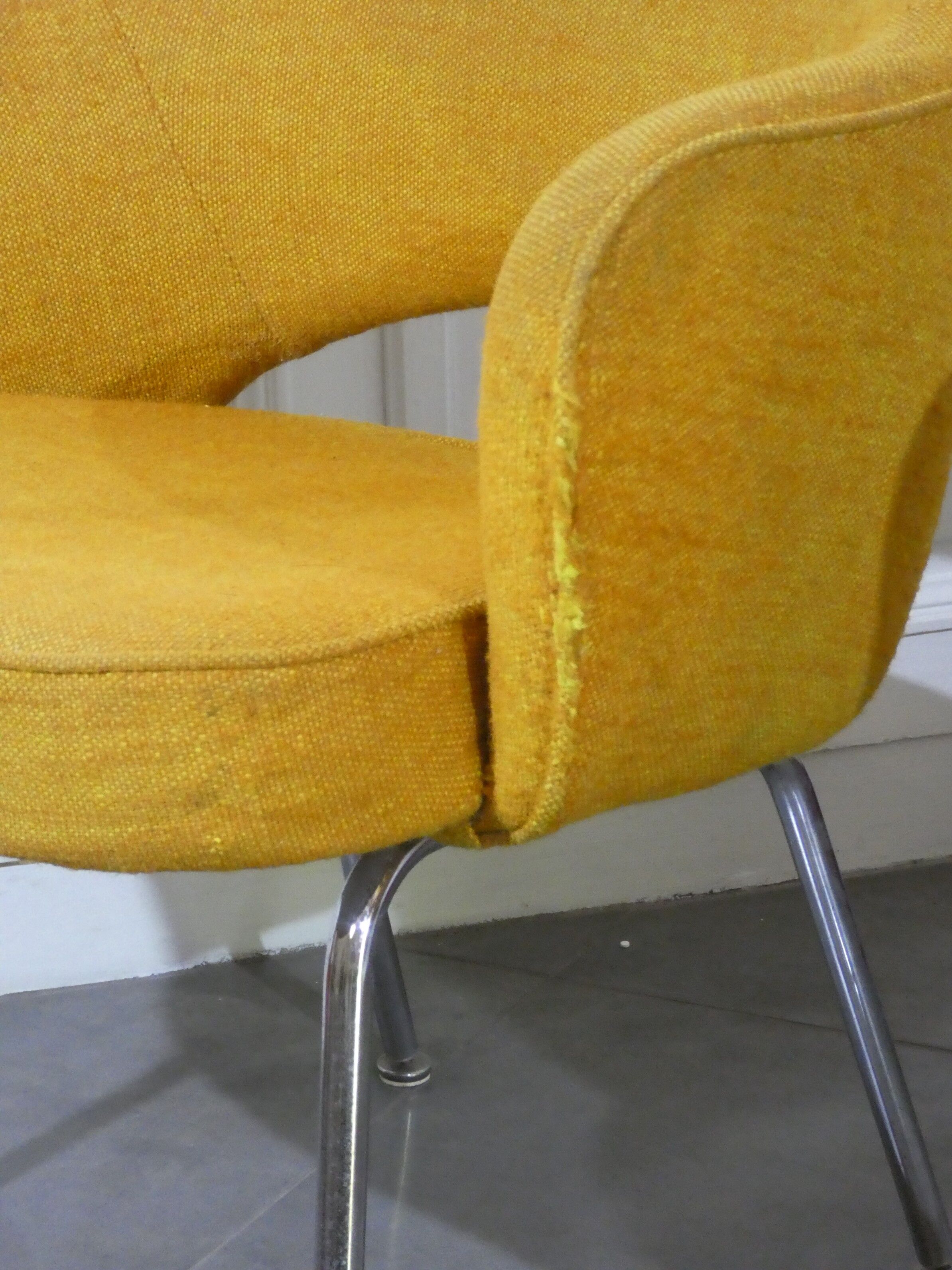 2 Saarinen chairs