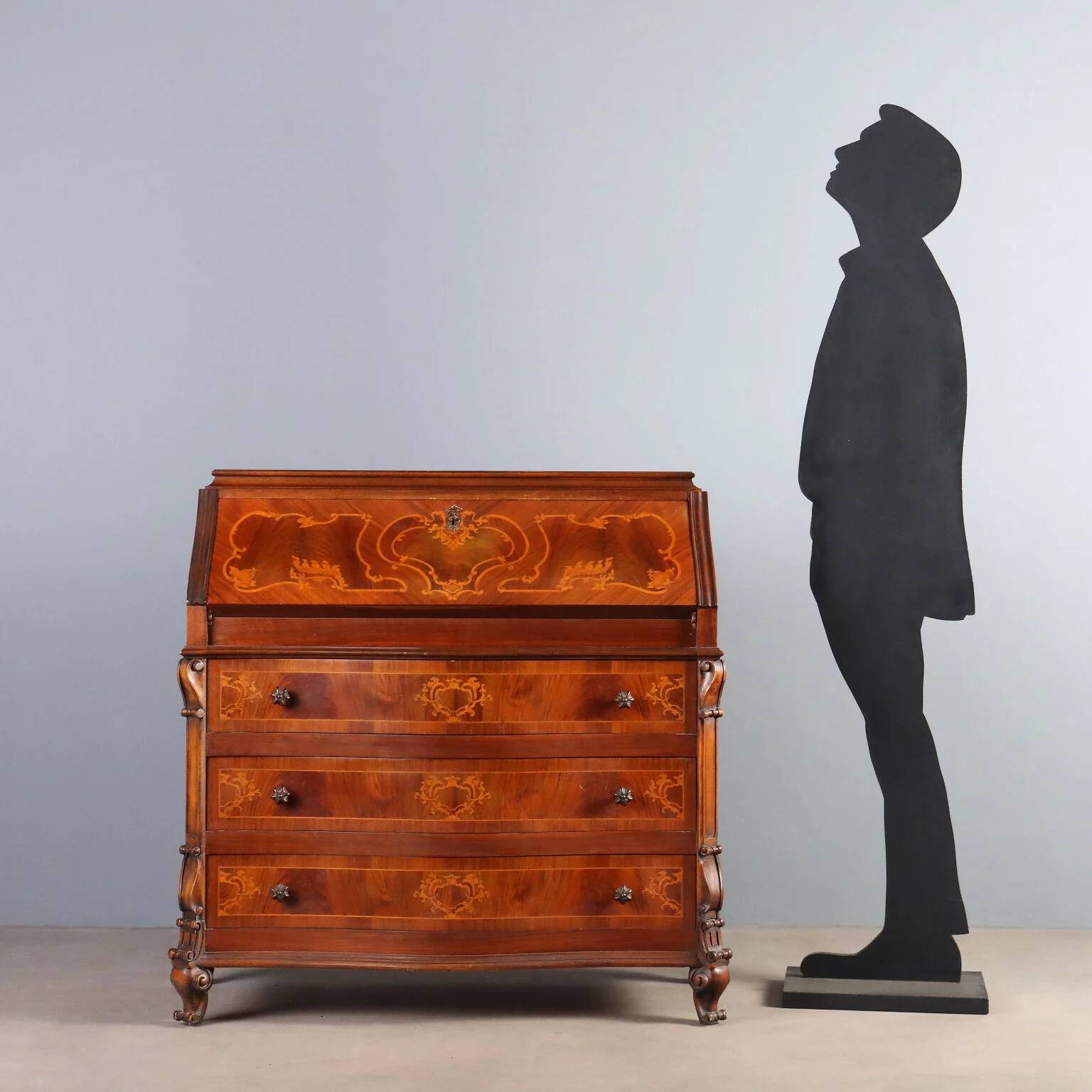 Antique drop-leaf table in walnut with maple inlays, Italy, 20th century.
