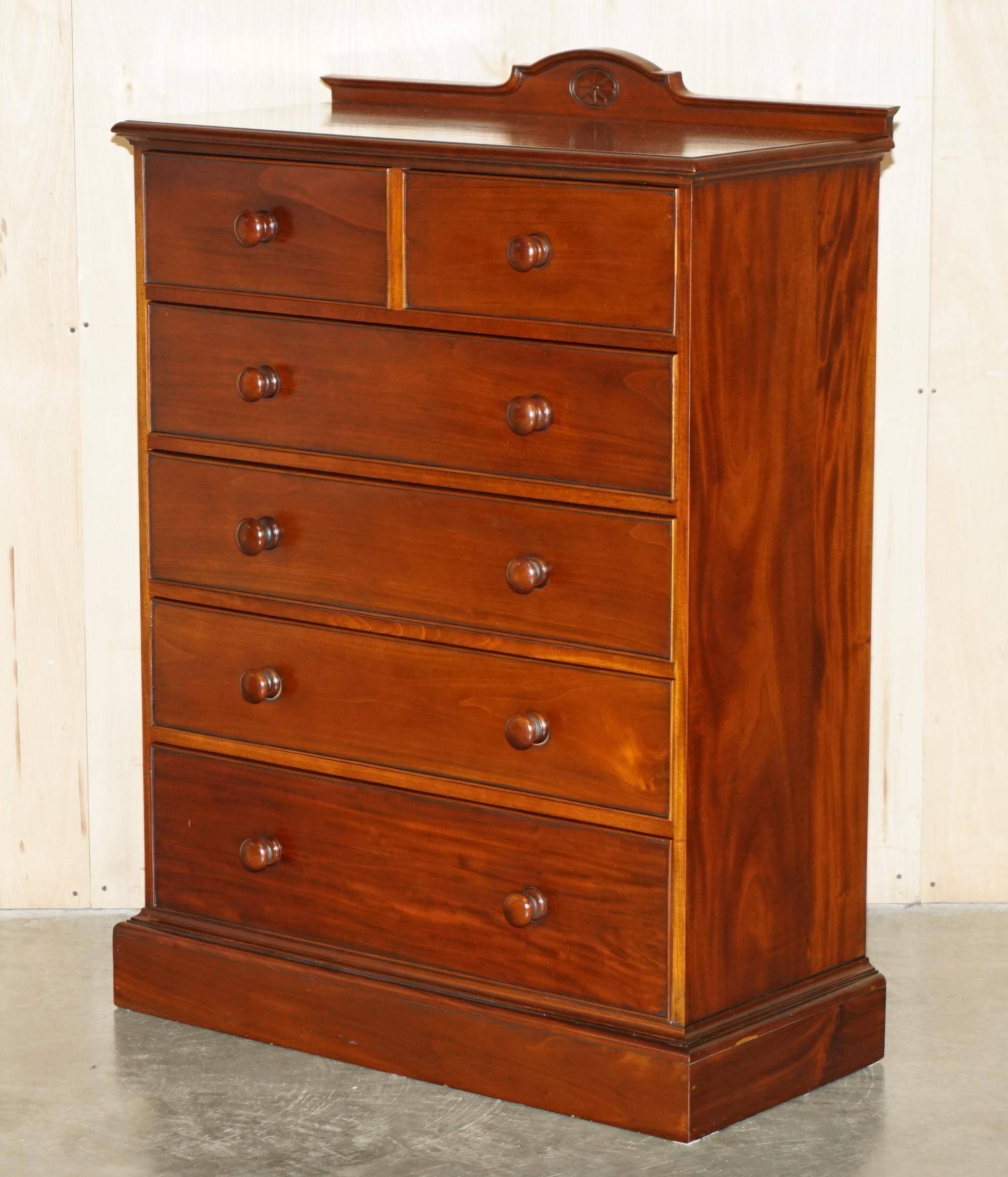 Paire de commodes vintage en acajou flammé