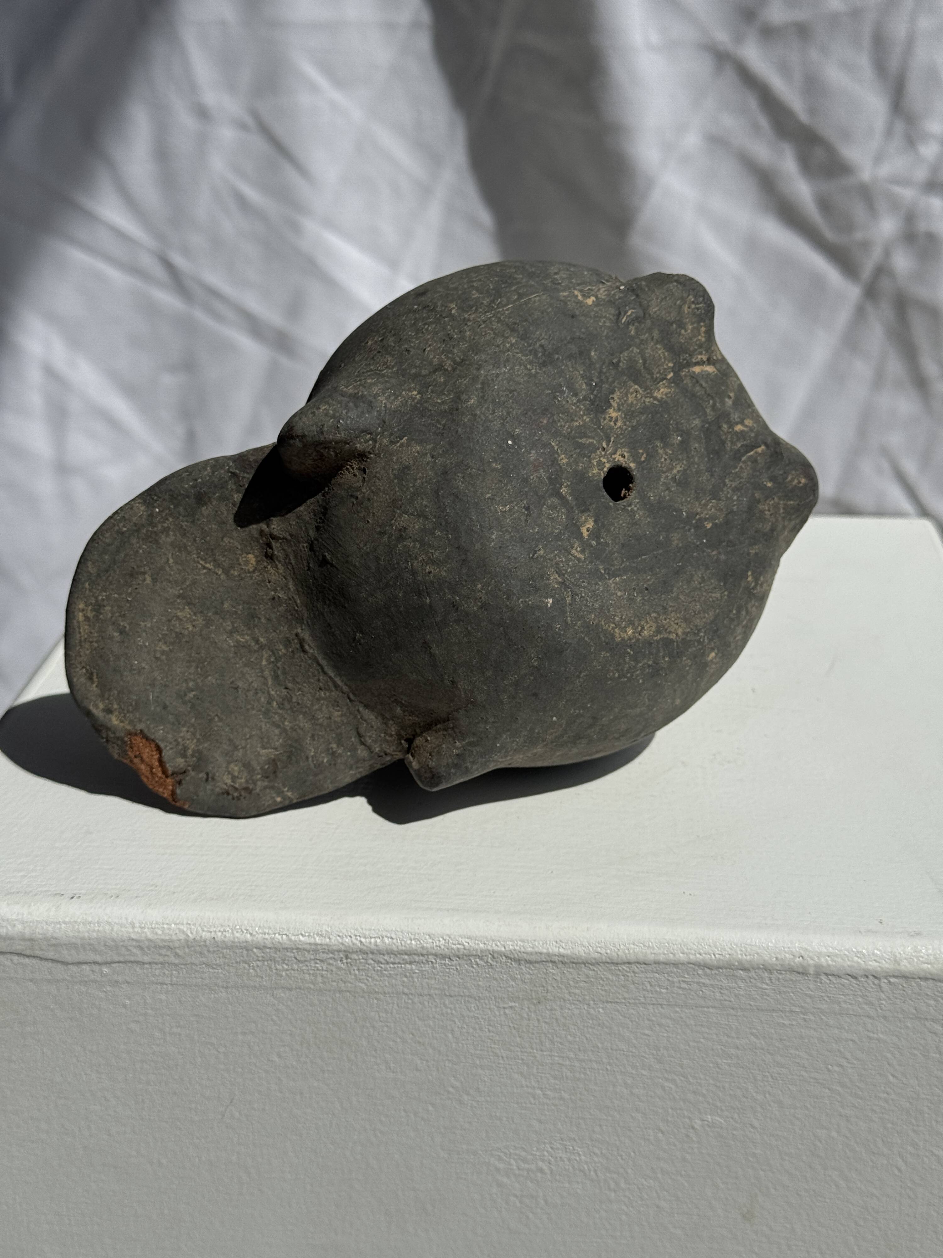 Petite poule en terre cuite, travail artisanal indonésien ancien H18