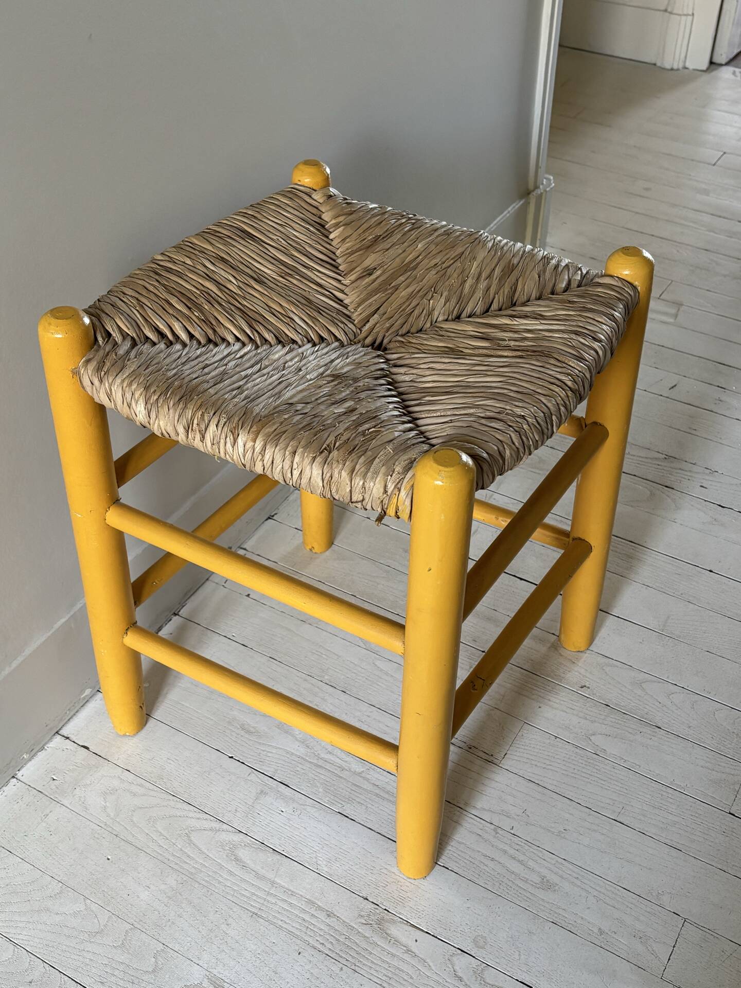 Tabouret en bois et paille