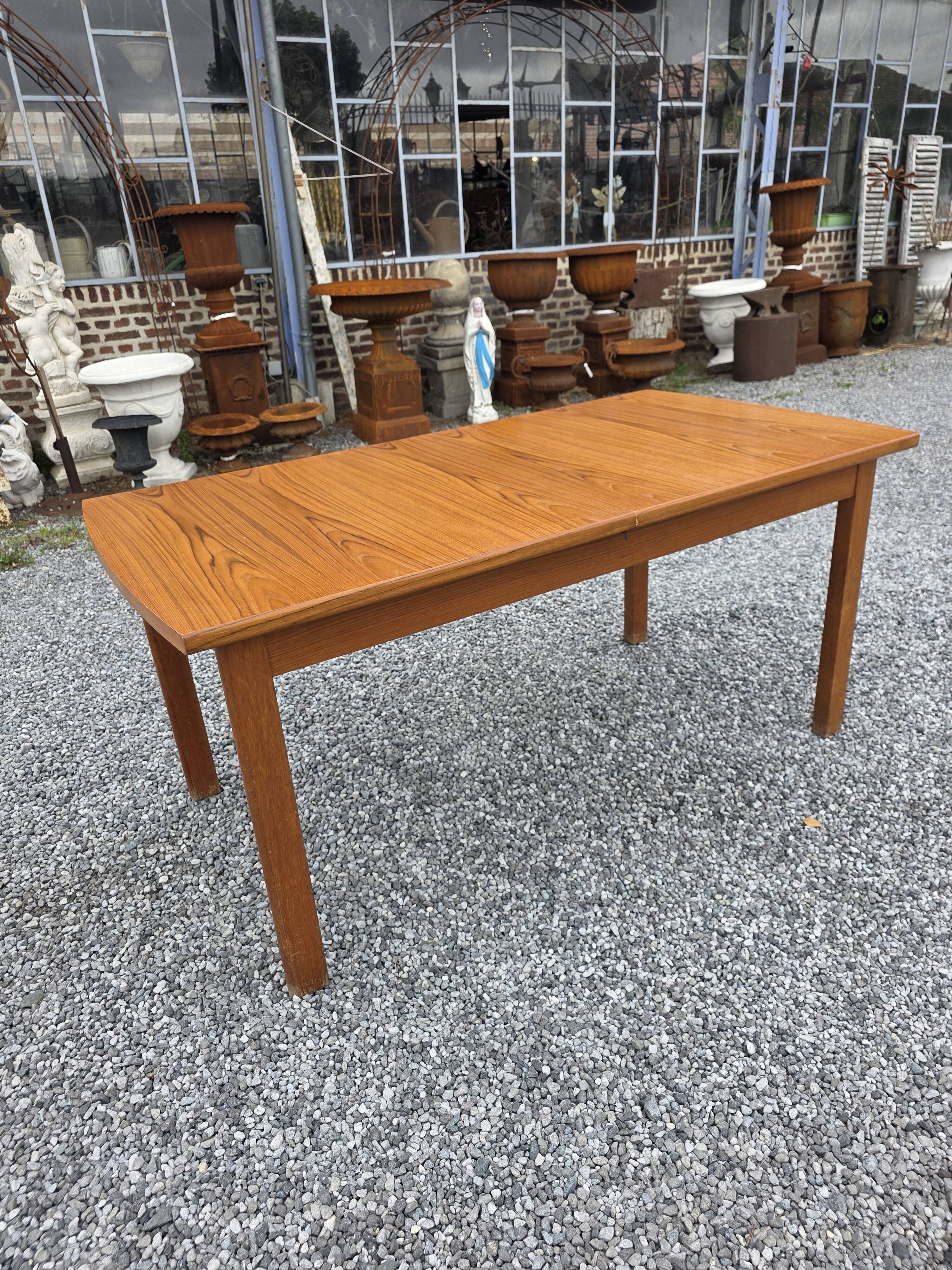 Table scandinave extensible en teck des années 60