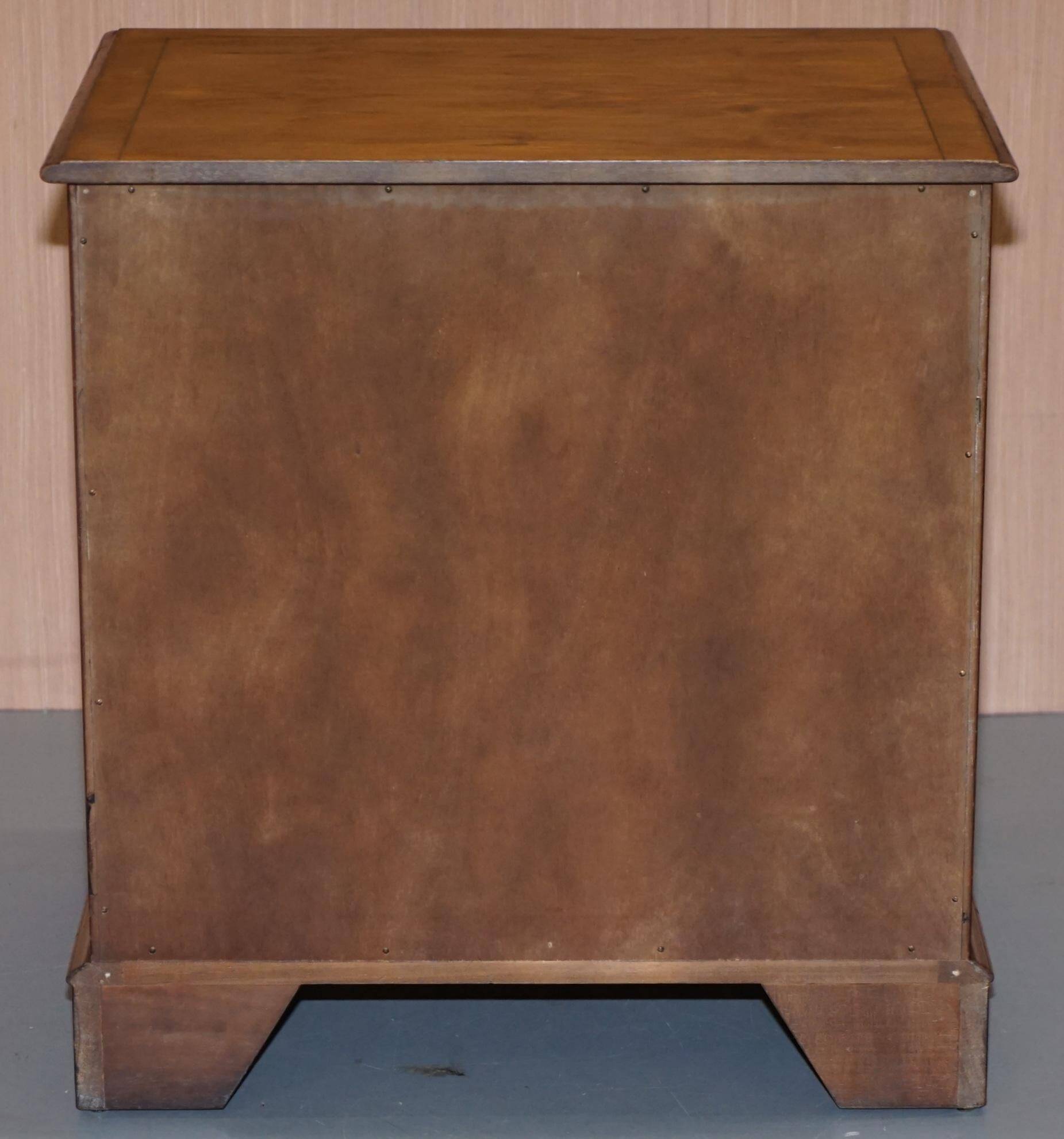 Burr Yew wood commode with leather top in Butler style
