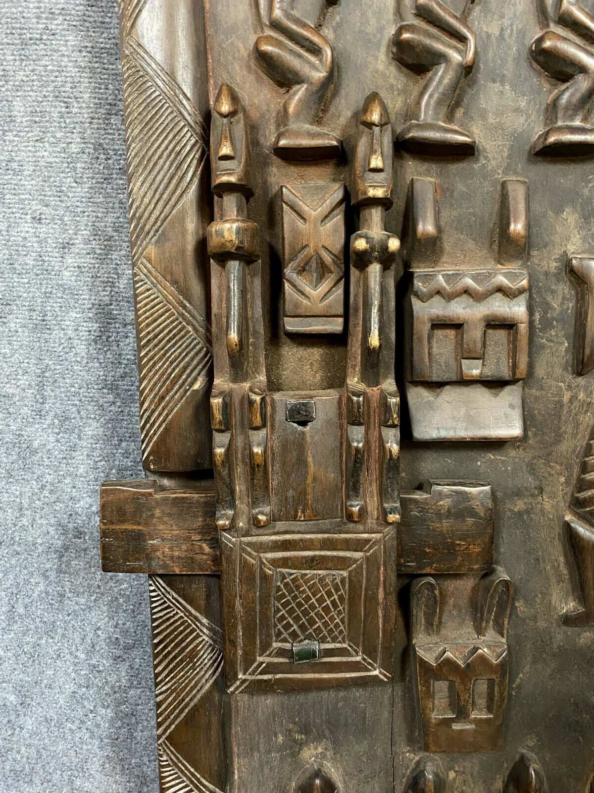 Central Africa around 1900 2 very large doors entirely carved iguanas,