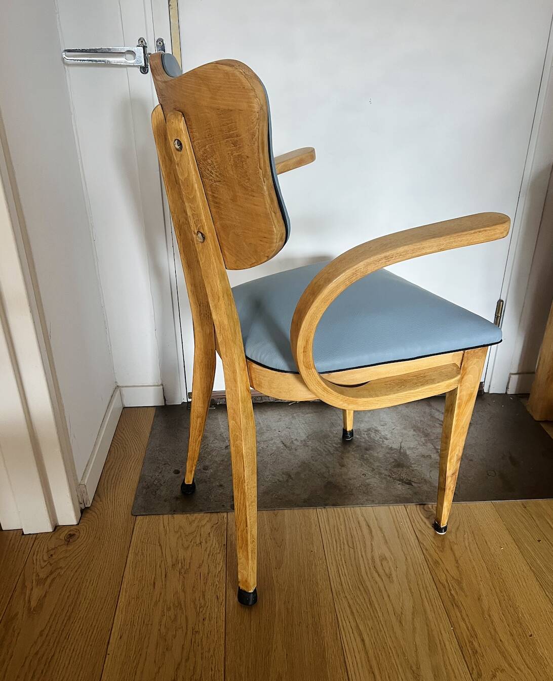 Suite de 4 Fauteuils Vintage « papillon » Pieds Compas