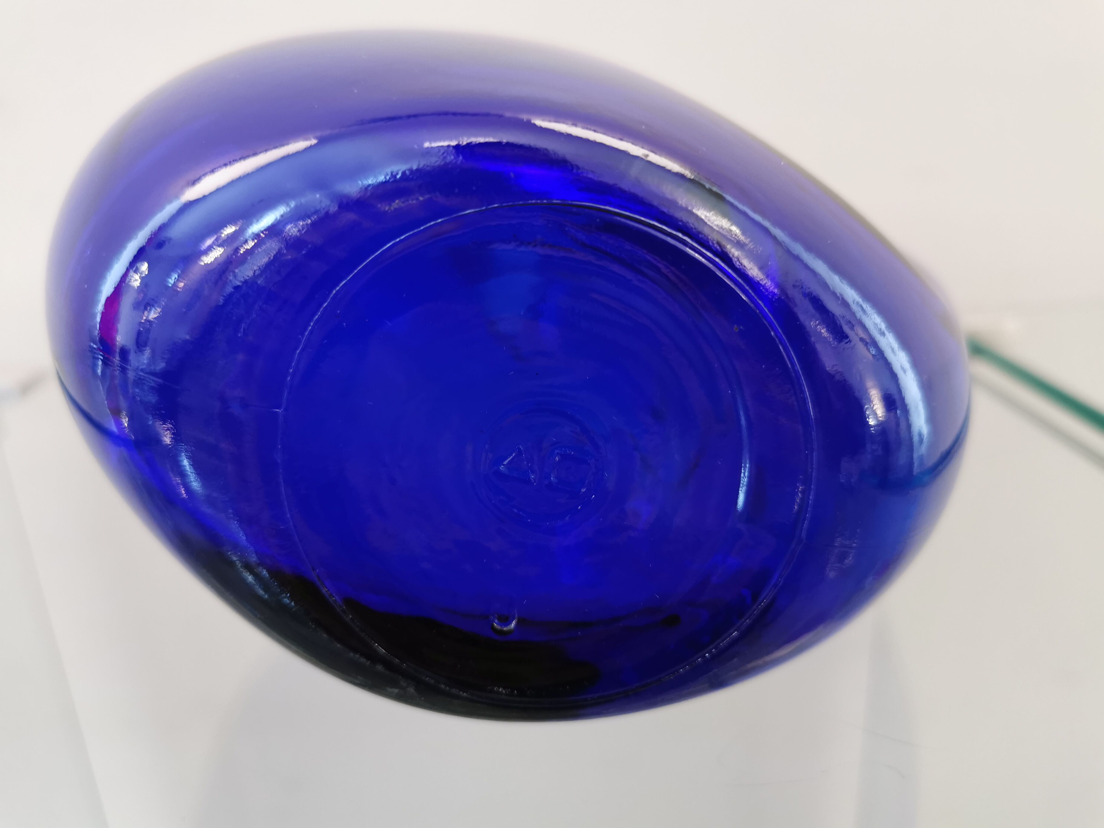 Carafe en verre bleu vintage