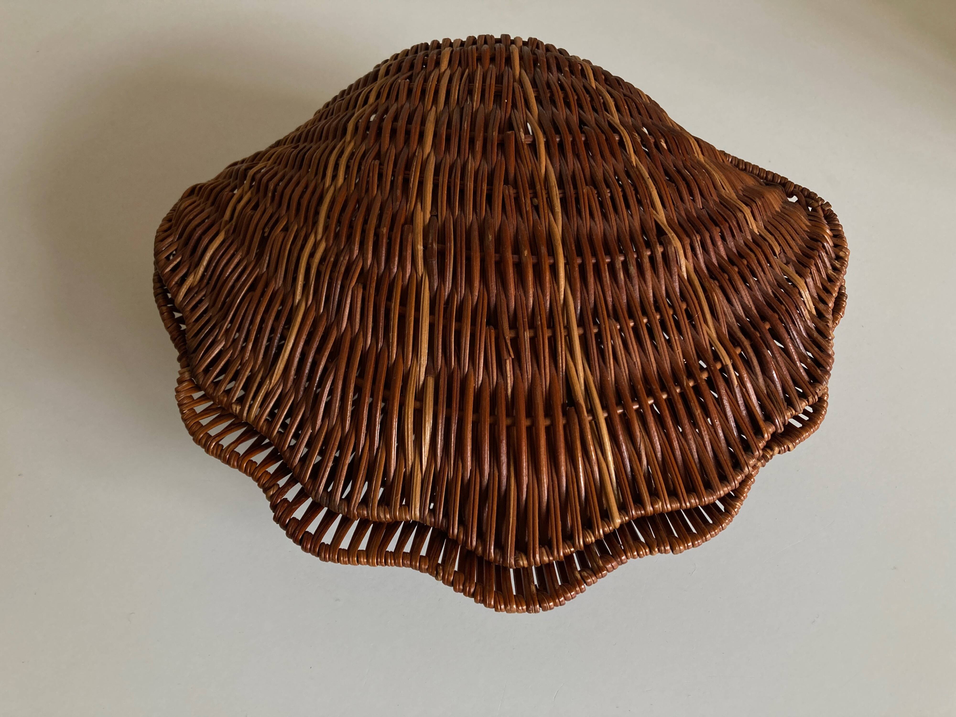 Empty corrugated shell pocket in wicker basket makers