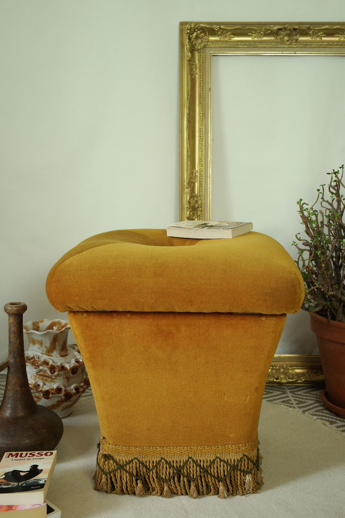 Pouf coffre vintage velours ocre et passementerie