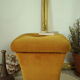 Pouf coffre vintage velours ocre et passementerie