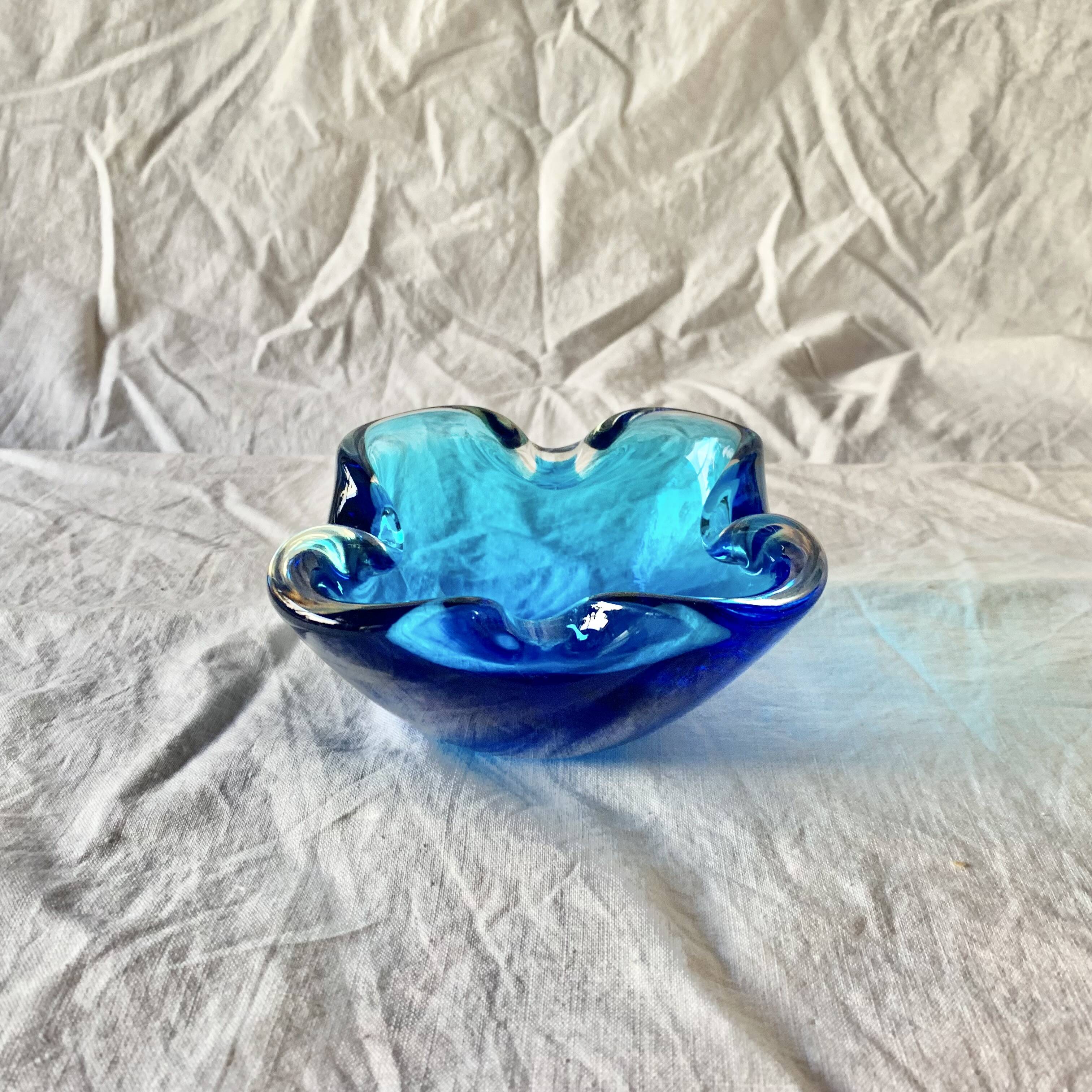 Cendrier vintage en verre soufflé bleu