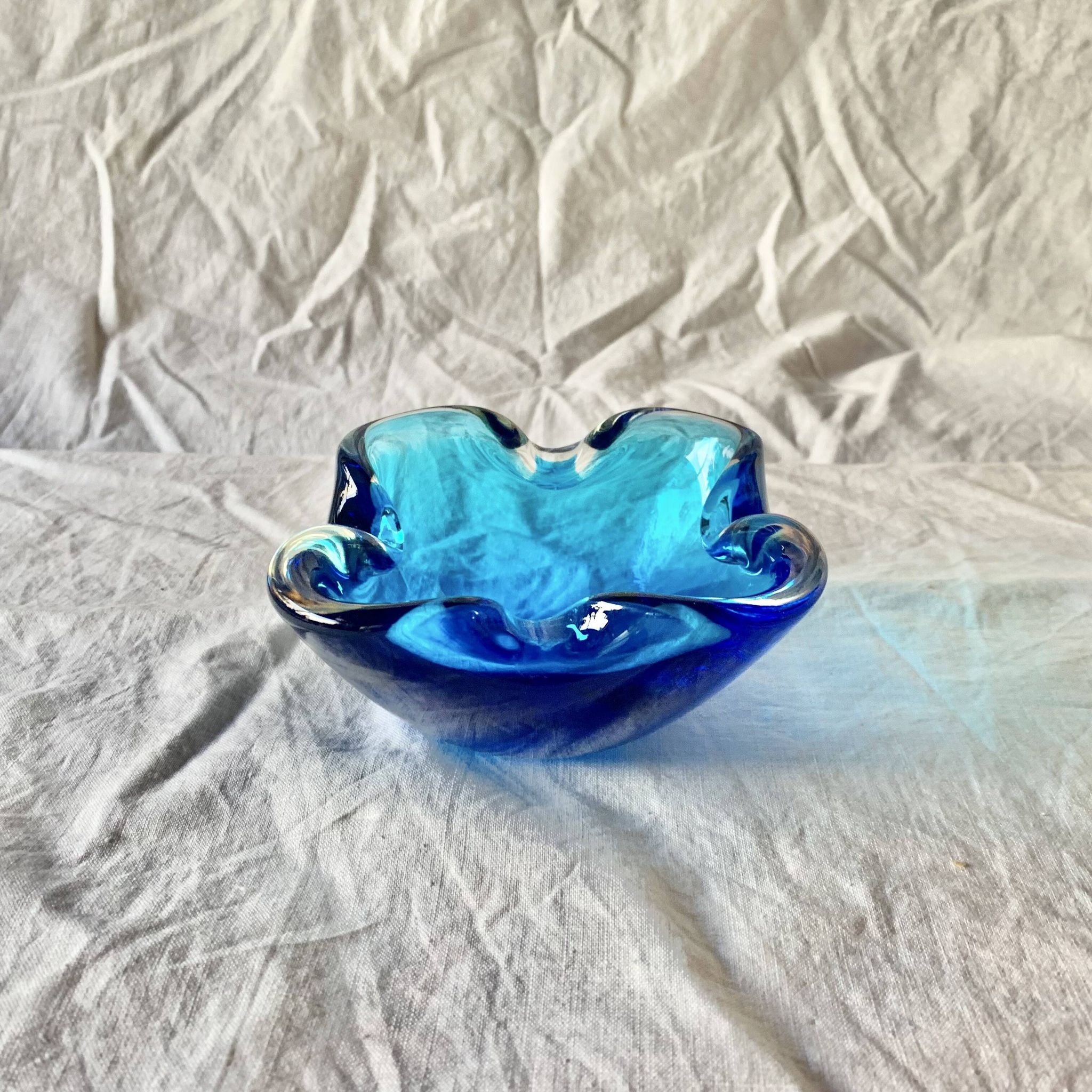 Cendrier vintage en verre soufflé bleu