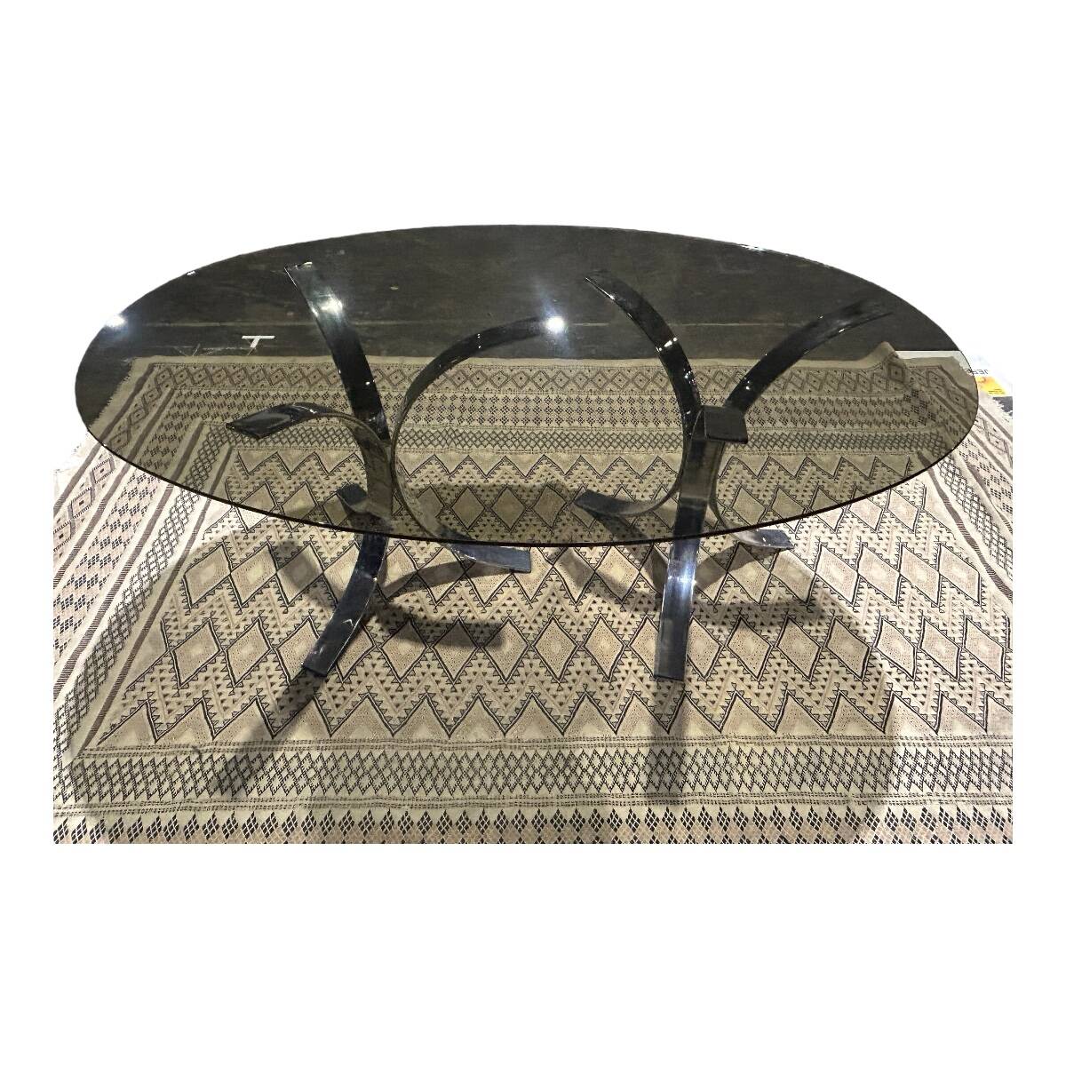 table en verre fumé et pieds en métal chromé