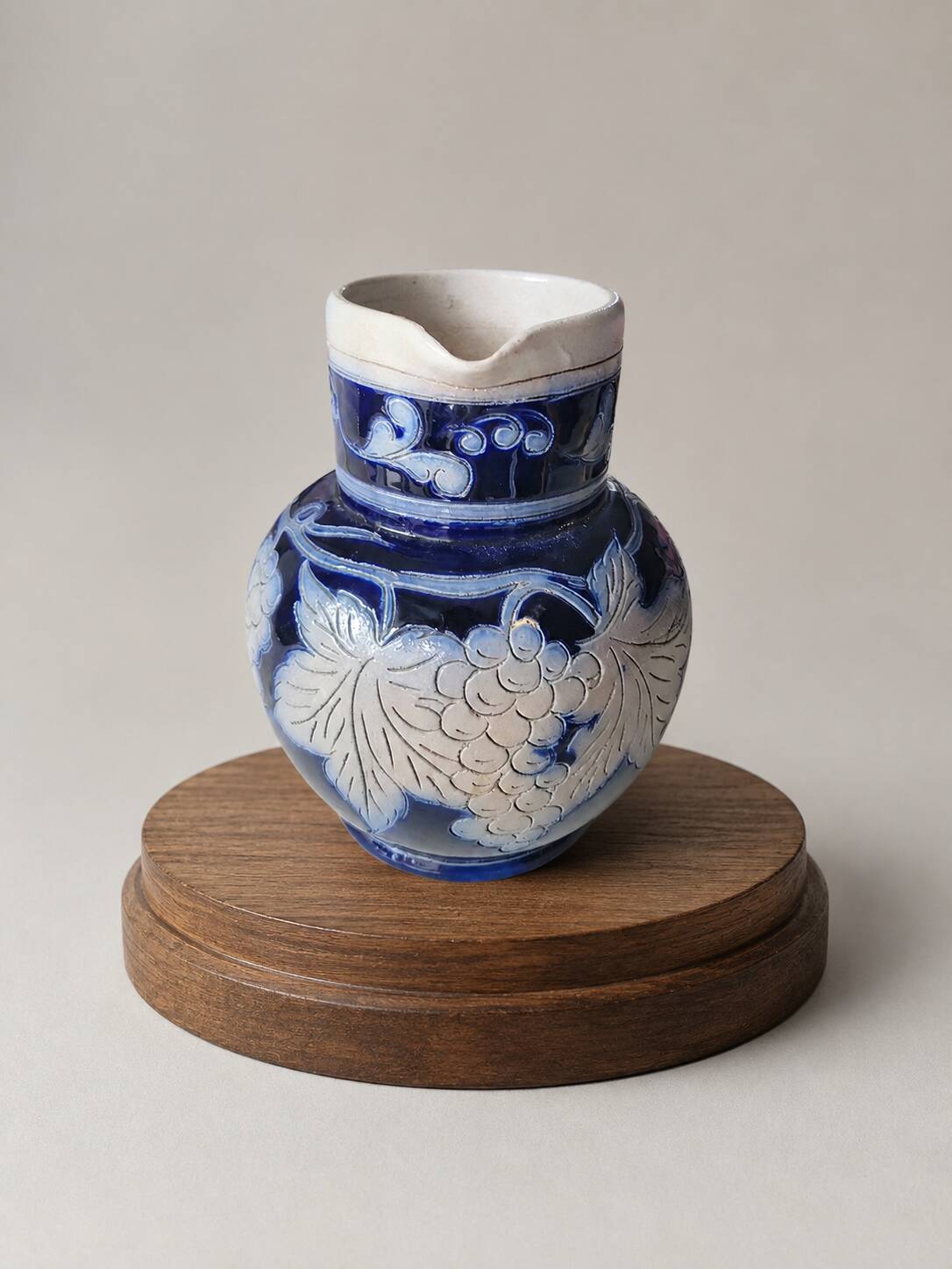 Pichet ancien Reinhold Merkelbach Grenzhausen – Grès bleu cobalt – Décor ra