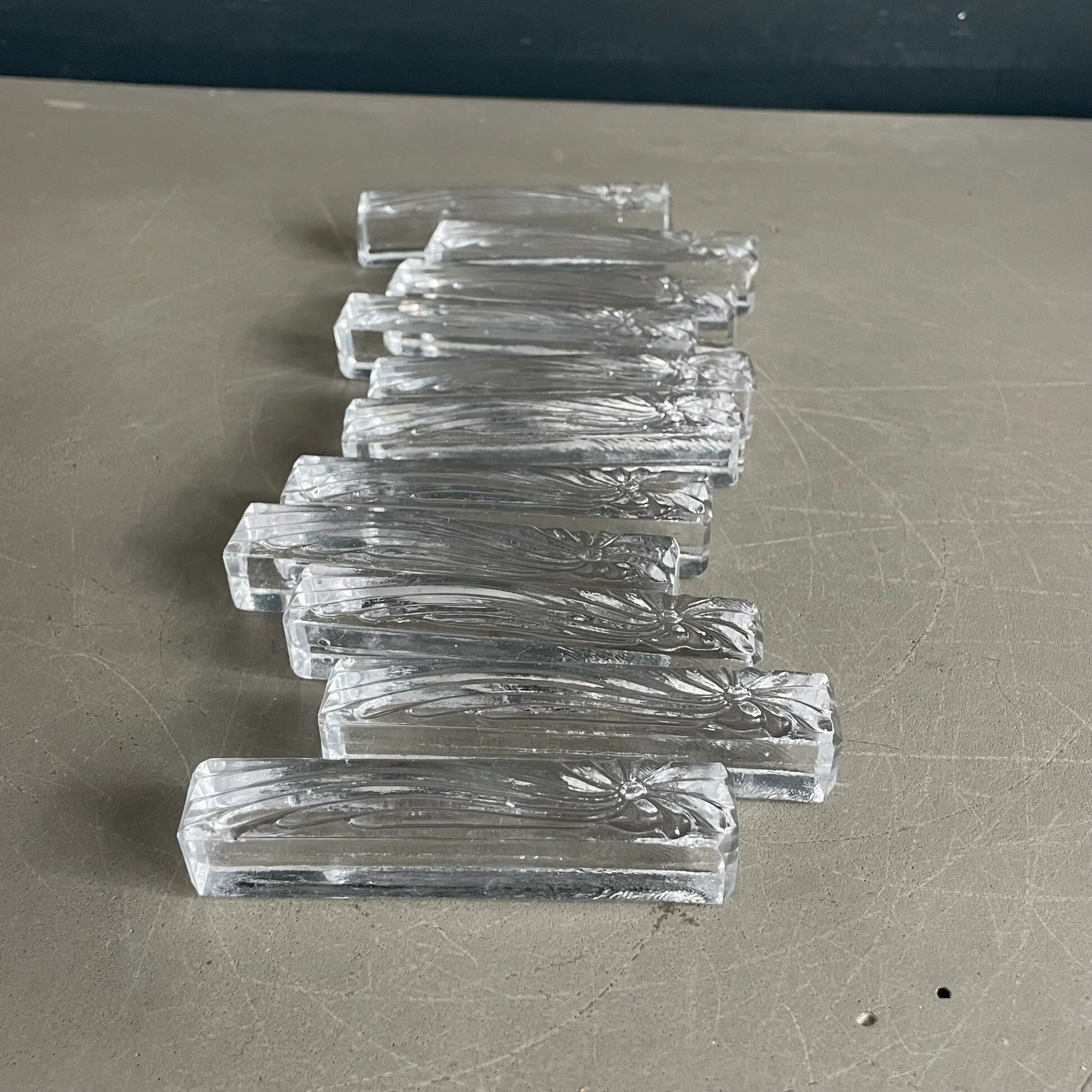 11 moulded glass knife rests - Ref 1167