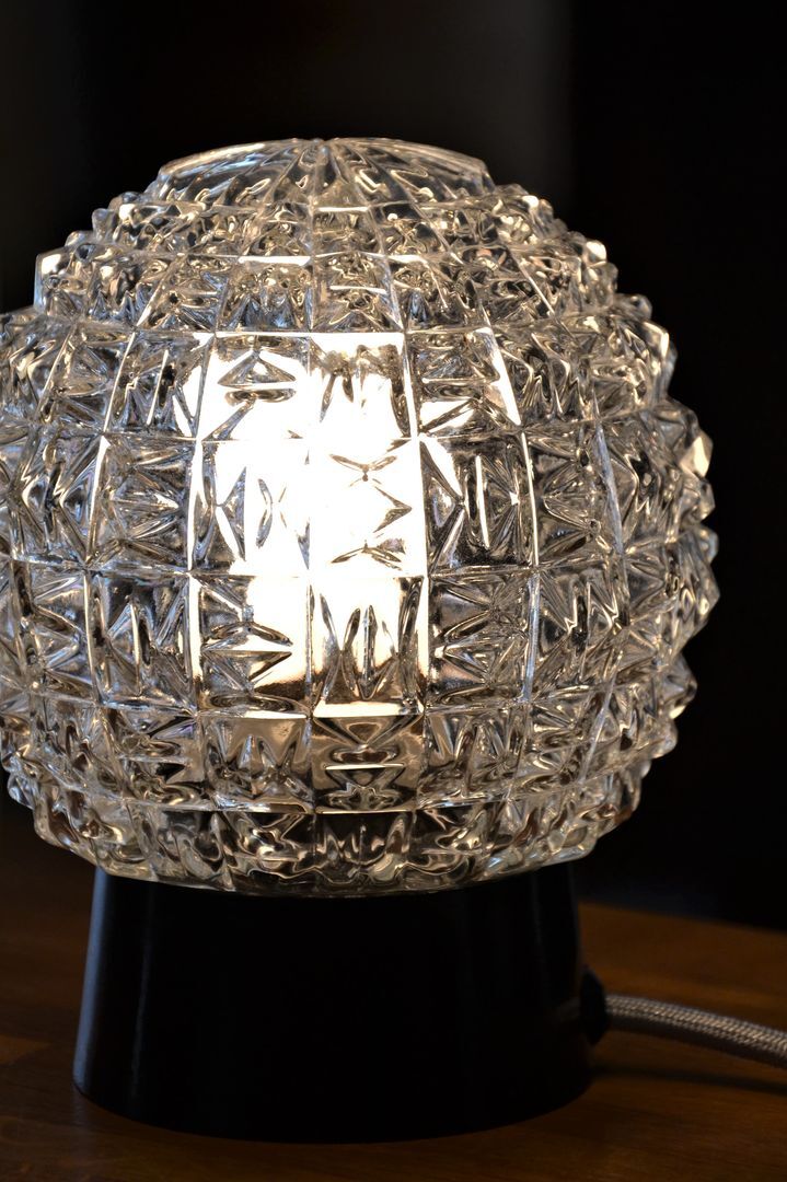 Table lamp globe in chiseled glass