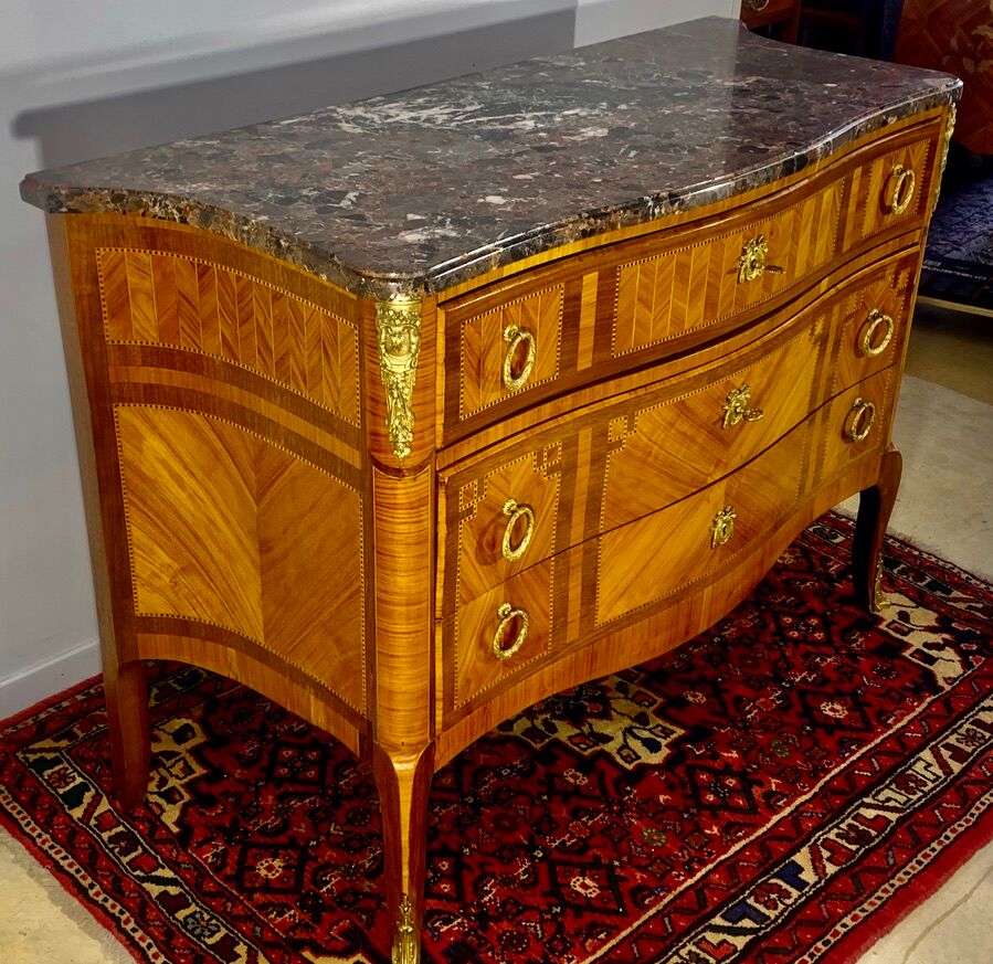 Chest of drawers with curved façade, transition style, in veneer of precious wood