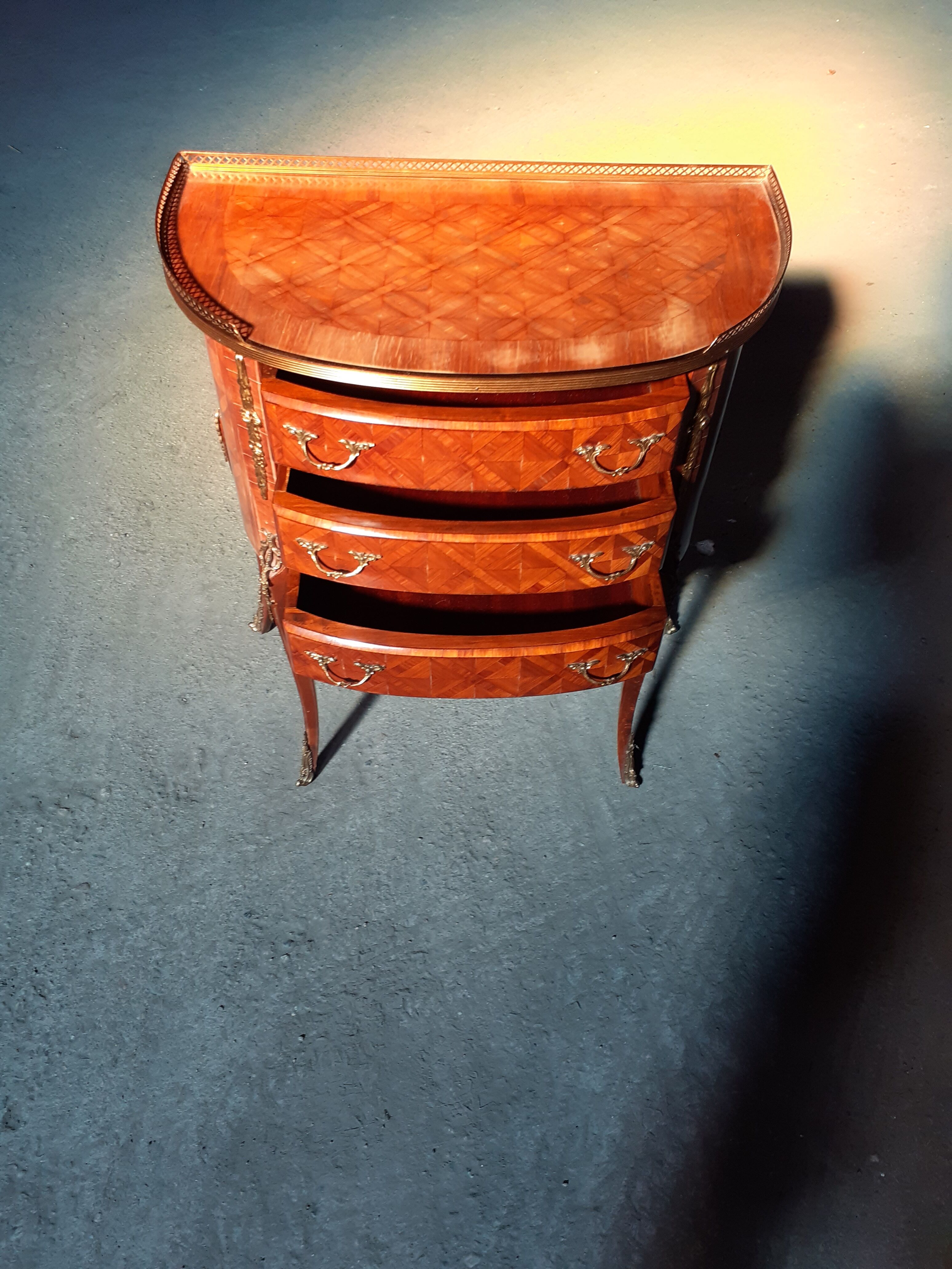 Chest of drawers half moon