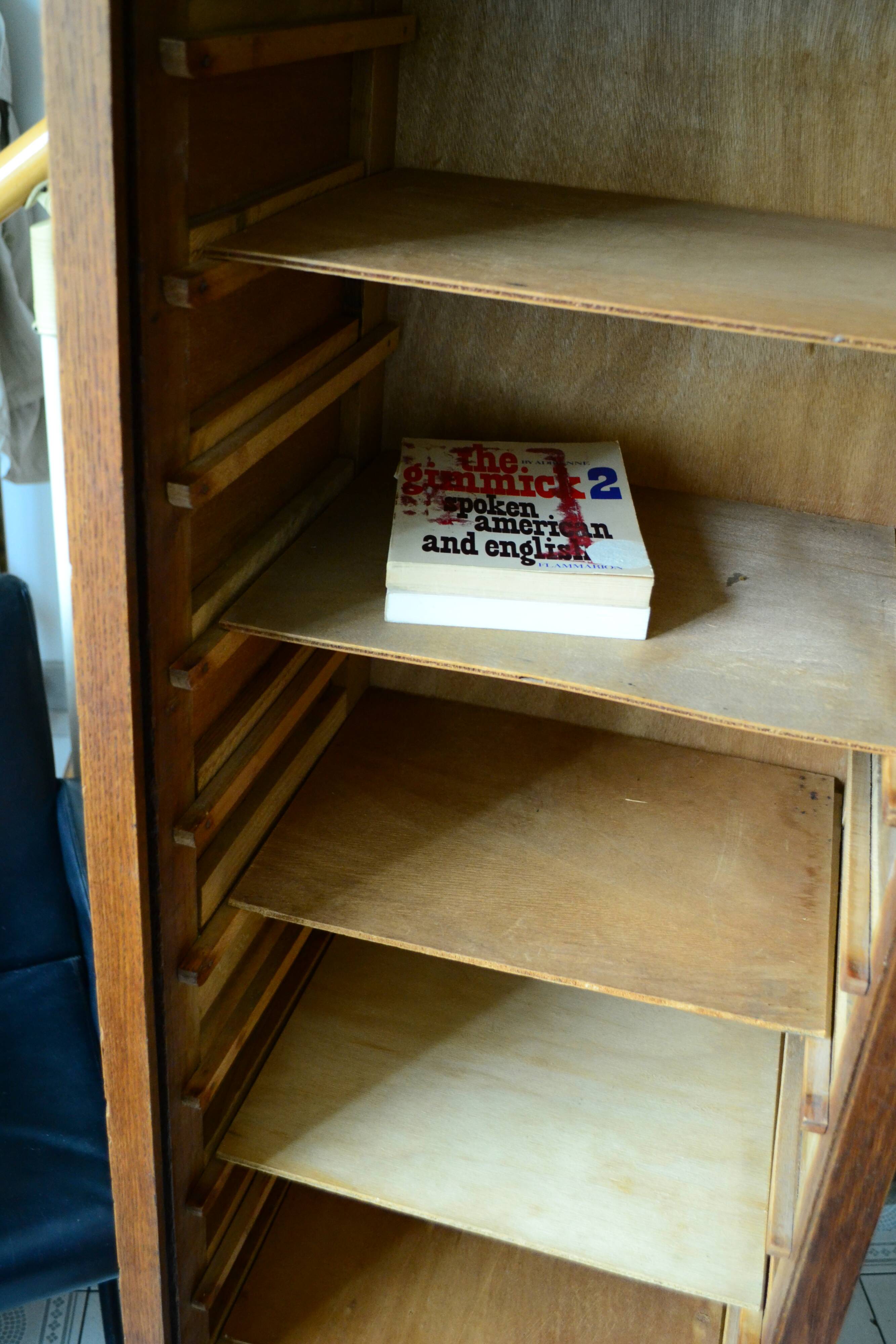 Cabinet with curtains early XXeme oak
