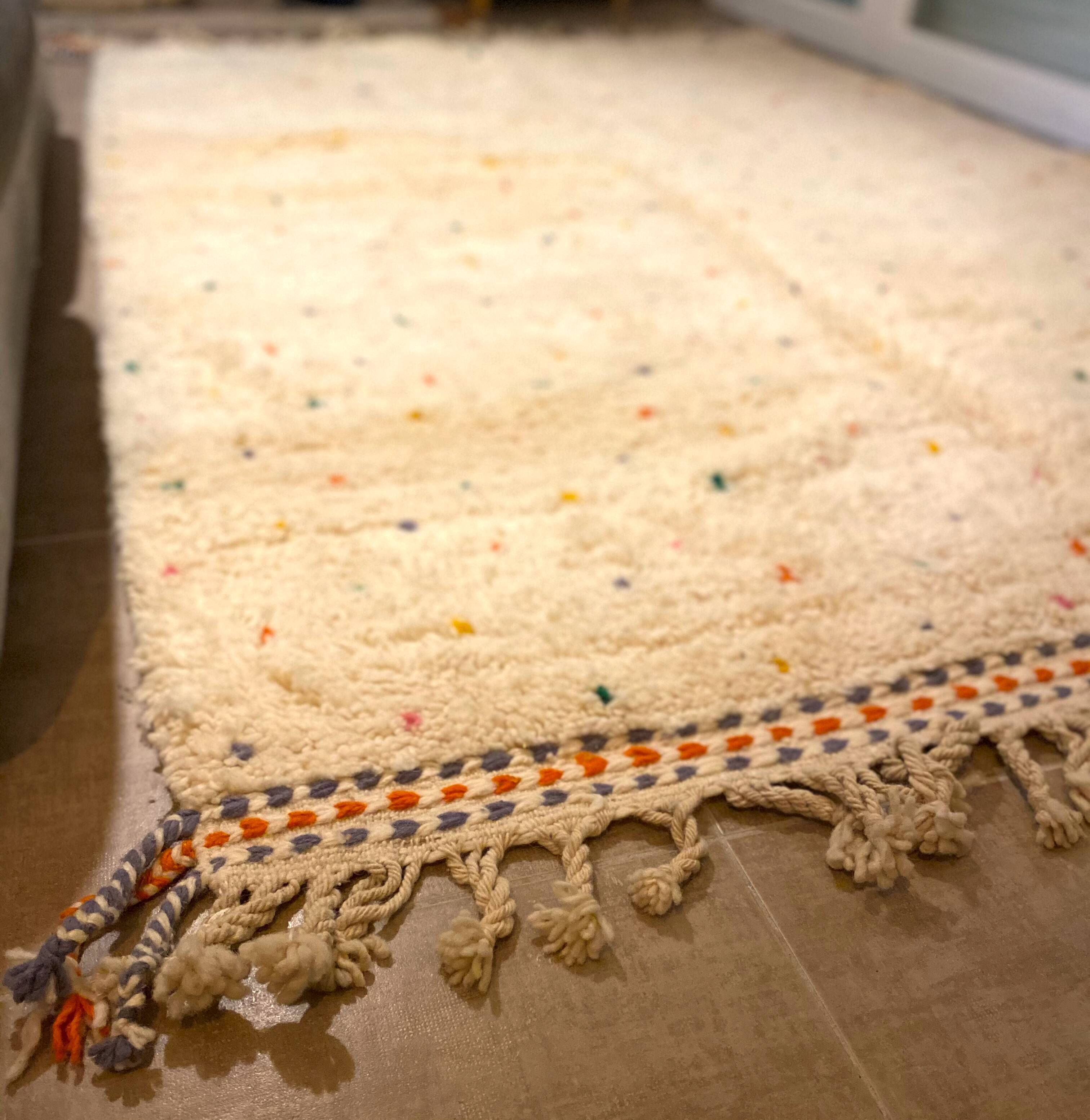 Tapis berbère à petits pois multicolores