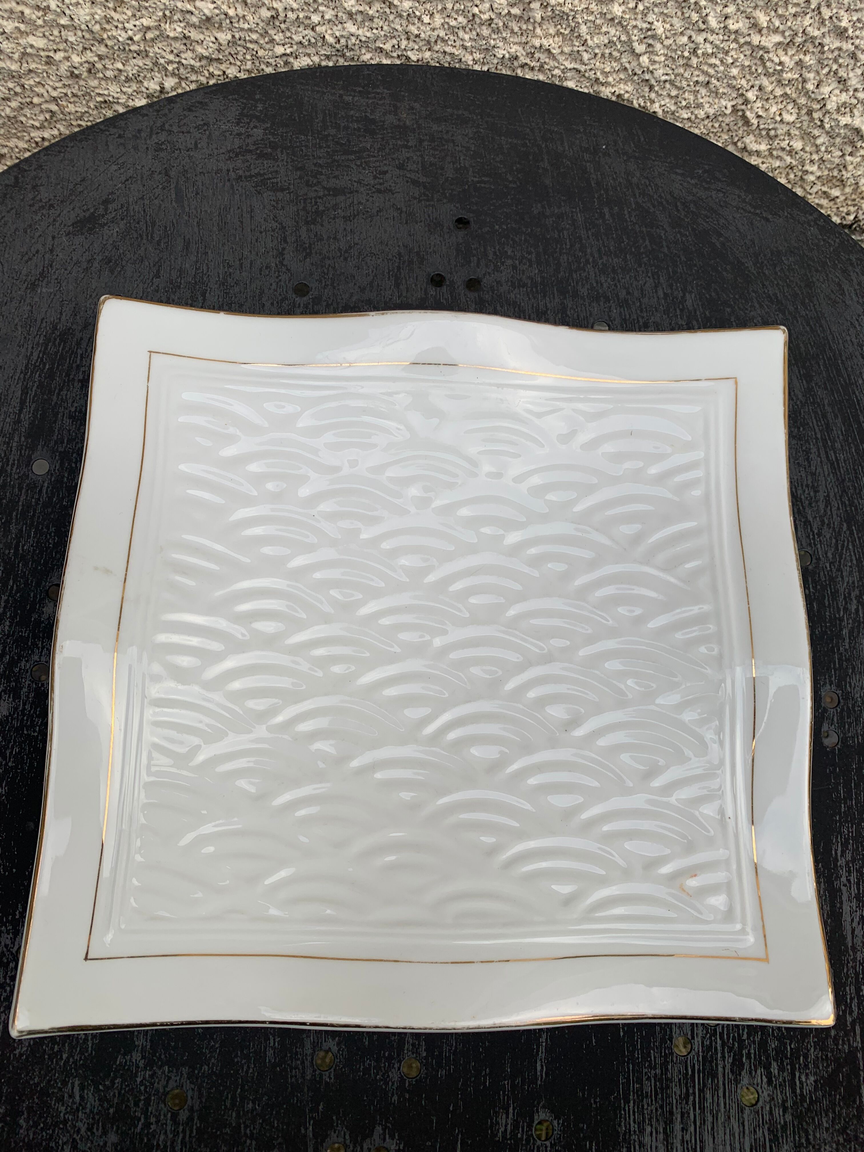 6 white glazed ceramic plates vague design and contemporary patterns