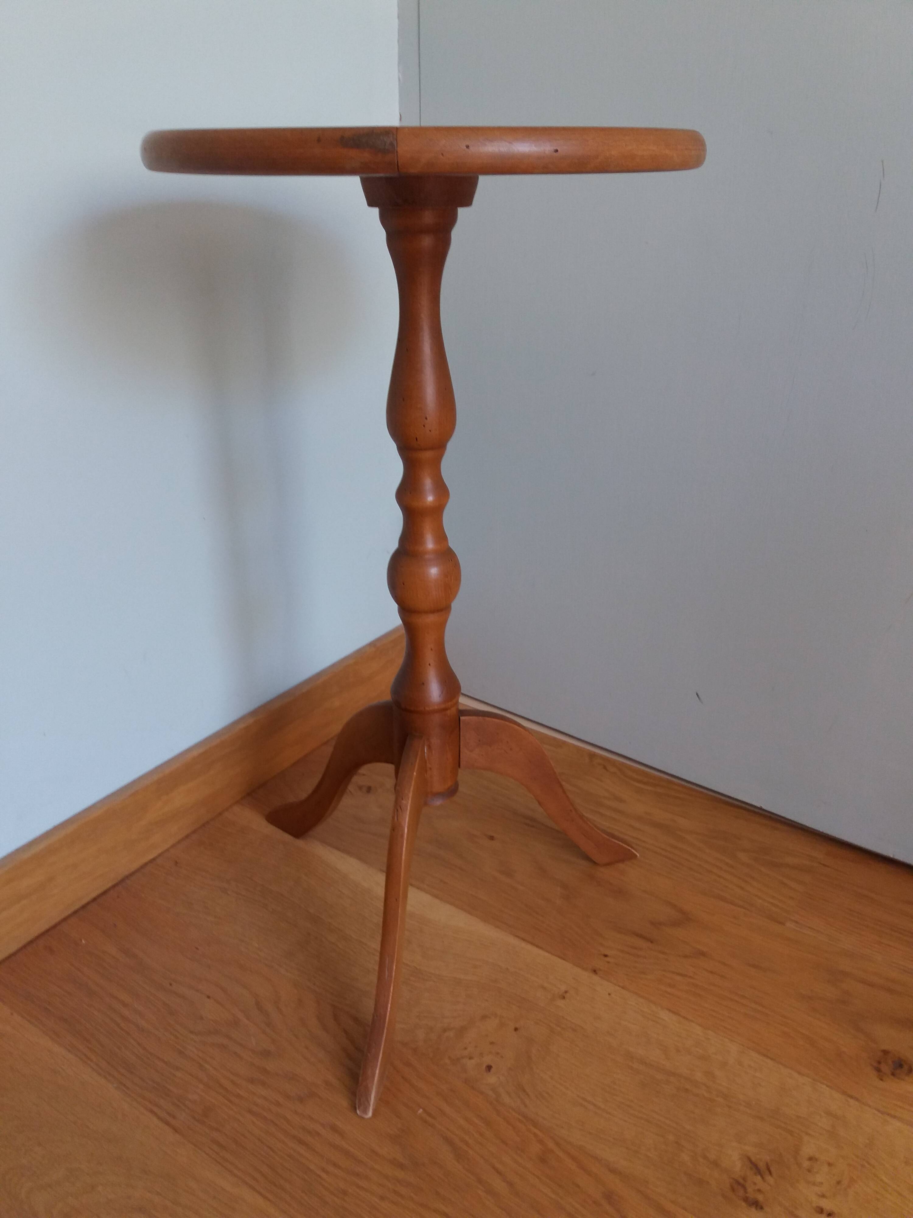 Tripod pedestal table