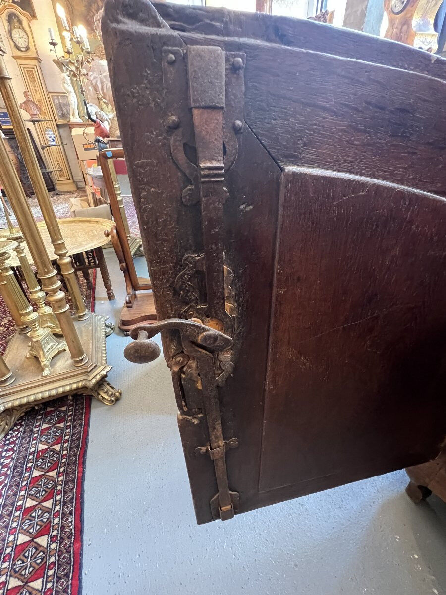 Oak hunting buffet in Louis XIV style, 18th century, with a marble top.