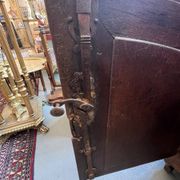 Oak hunting buffet in Louis XIV style, 18th century, with a marble top.