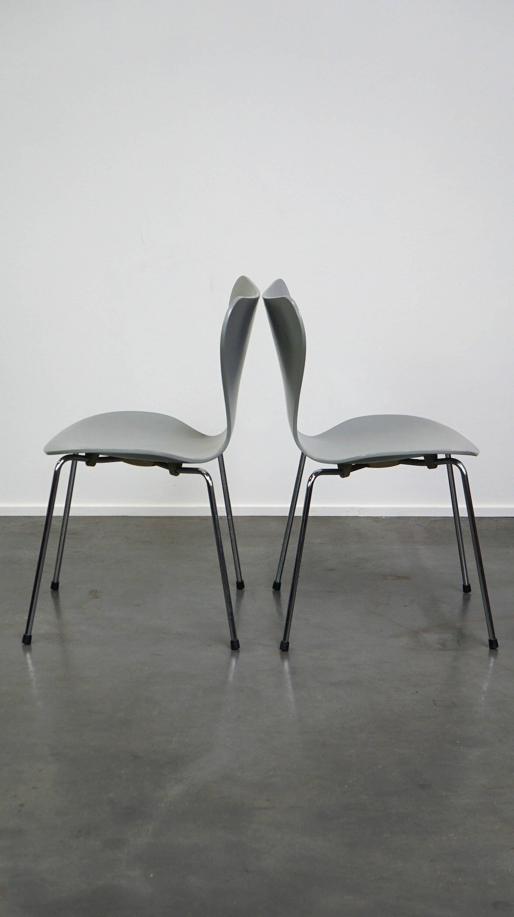 Set of 4 original grey Fritz Hansen butterfly chairs from 1984 Danish design
