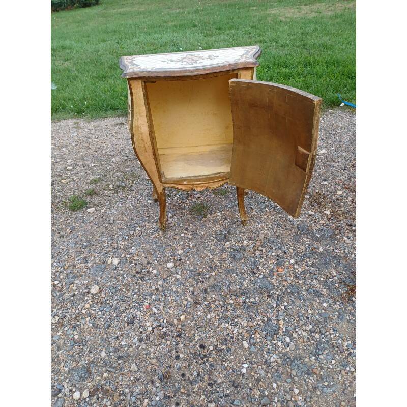 Table de chevet galbée en bois doré