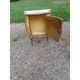 Table de chevet galbée en bois doré