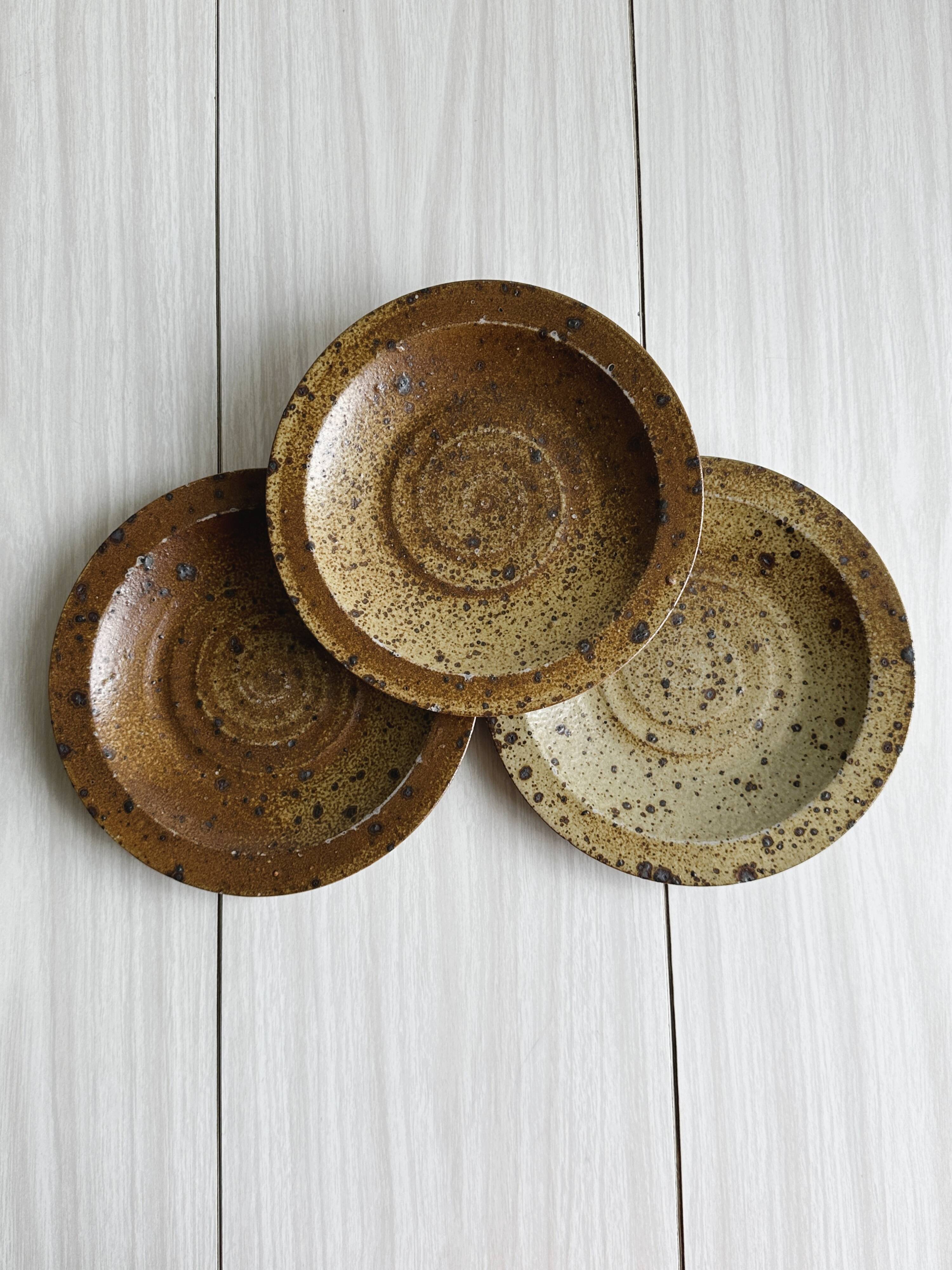 3 assiettes en grès rustique, finition mouchetée marron et beige.