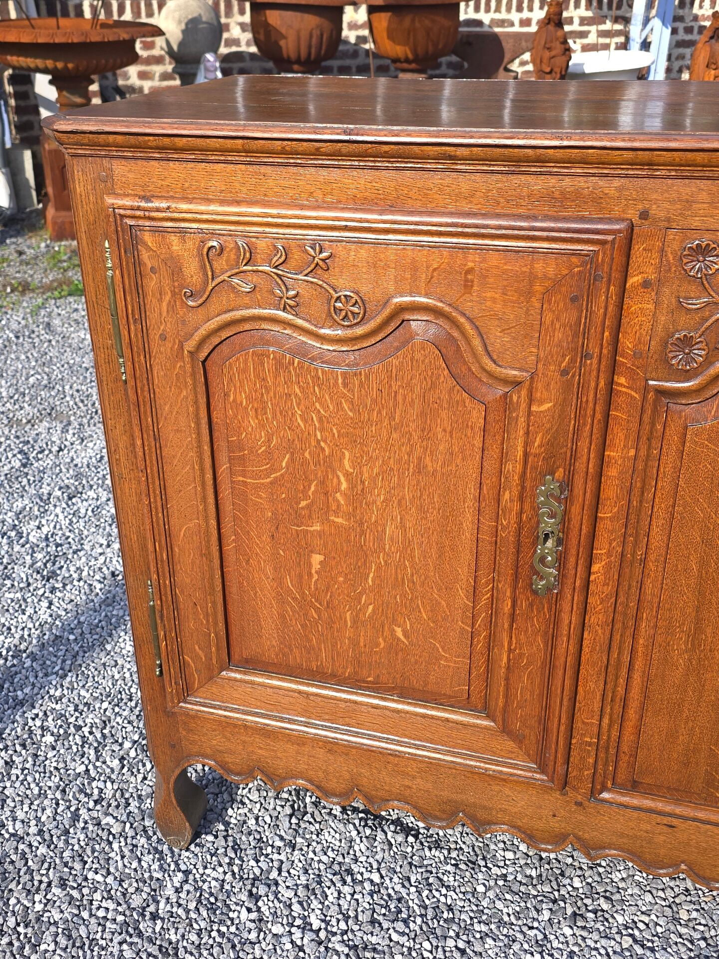 Very oak sideboard with 2 doors