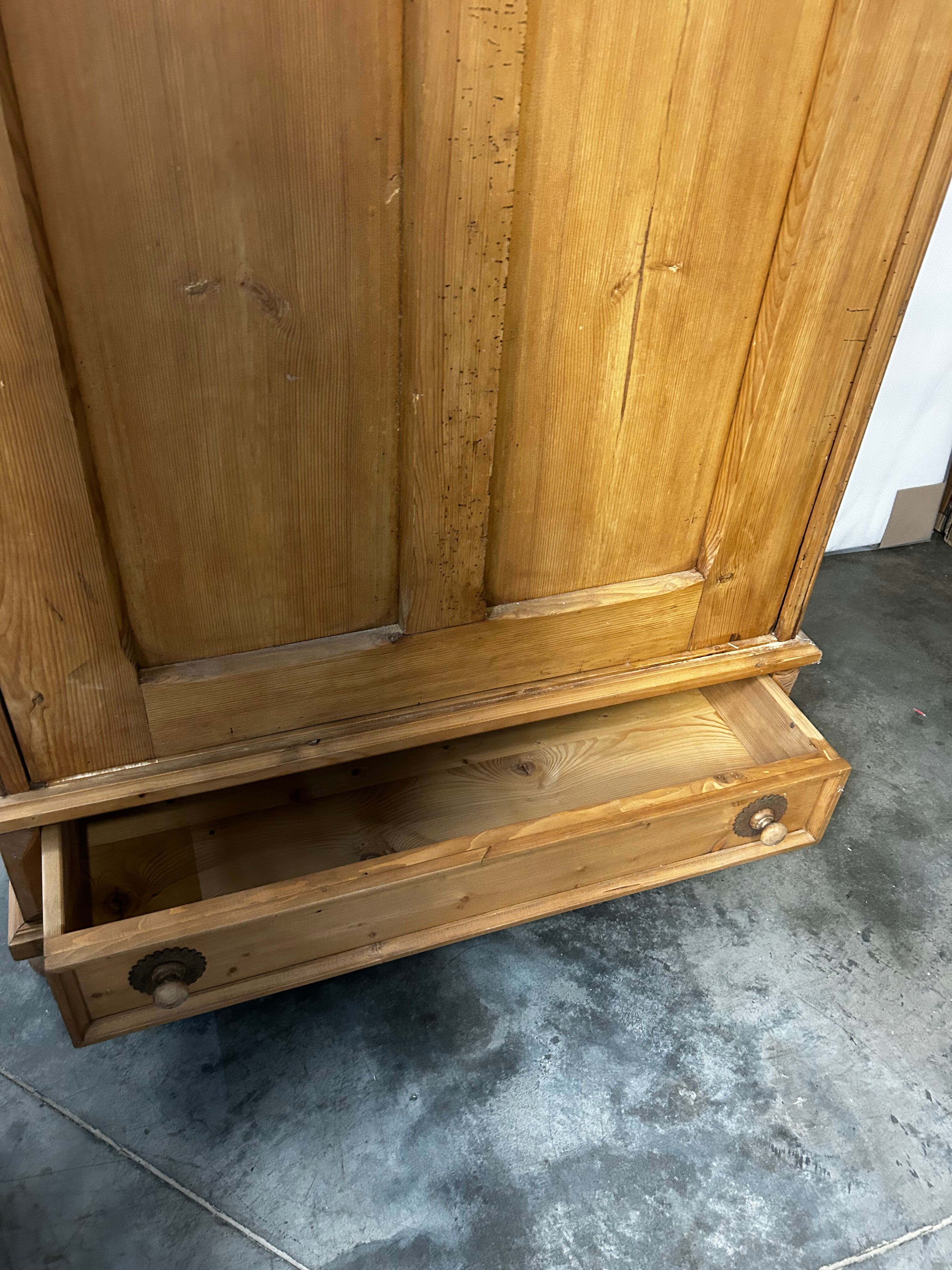 Large country pine bonnetière with carved details.