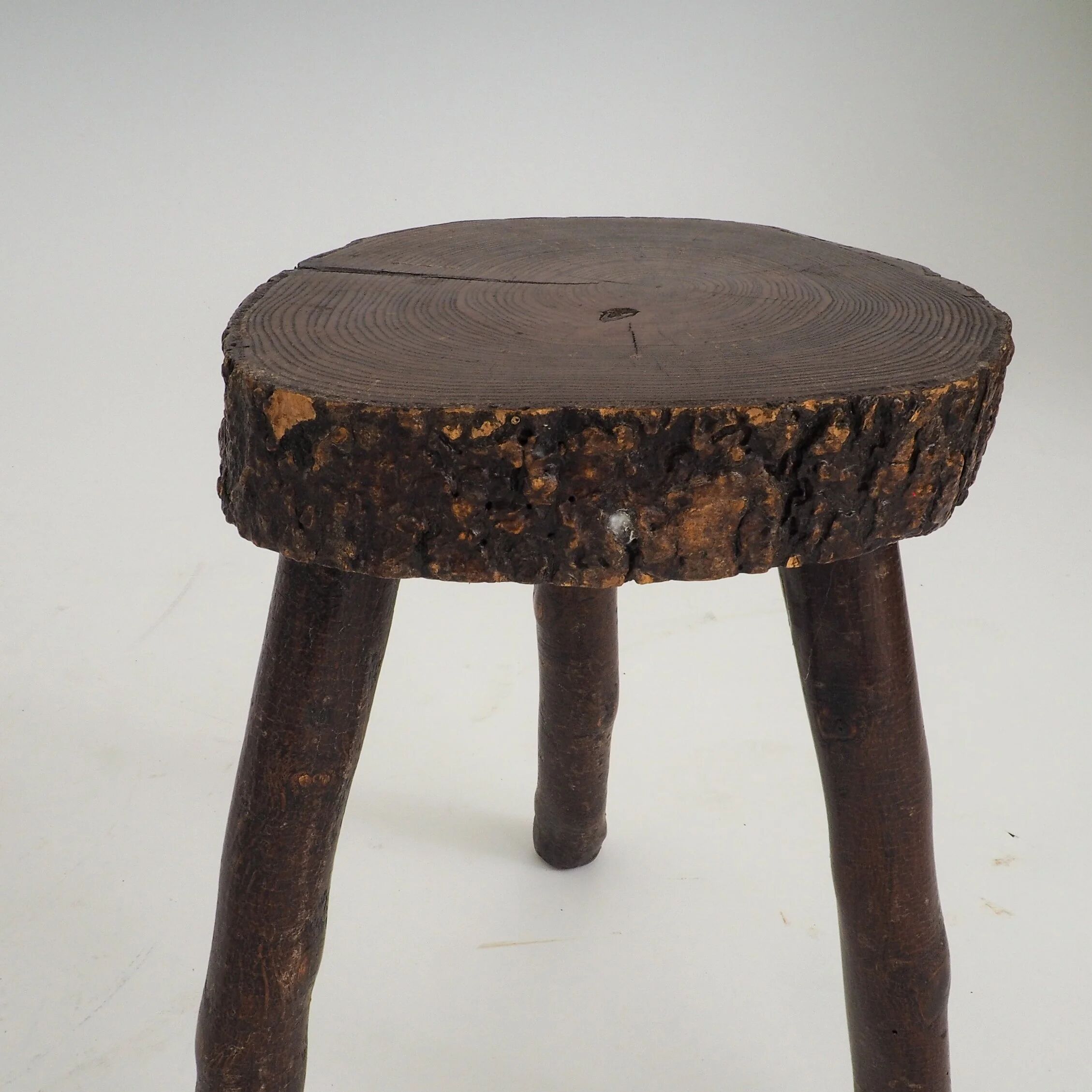 Tabouret en bois rustique fait à la main
