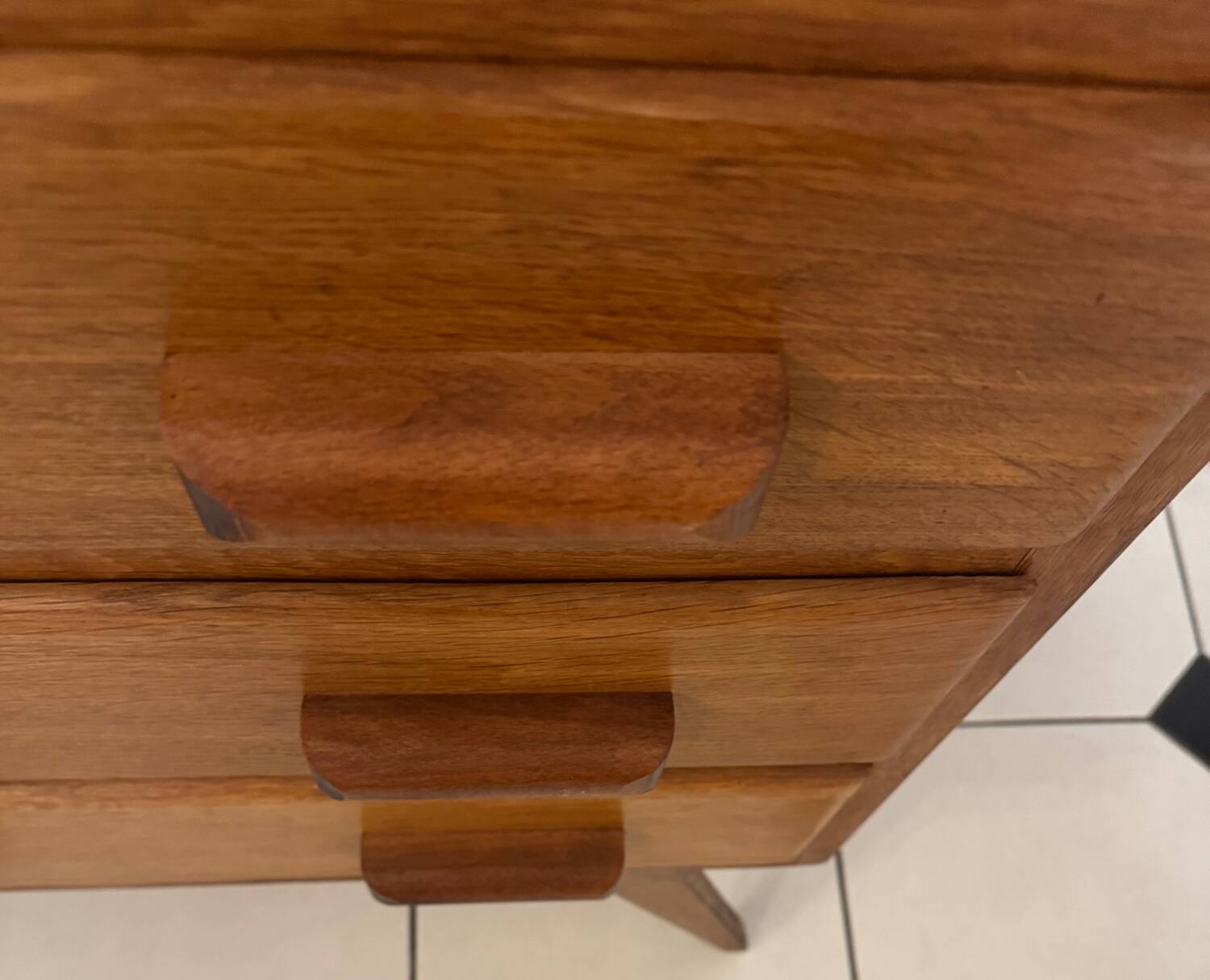 Commode vintage pied compas