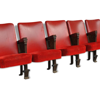 Série de 5 fauteuils de théâtre skaï rouge et fonte patinée