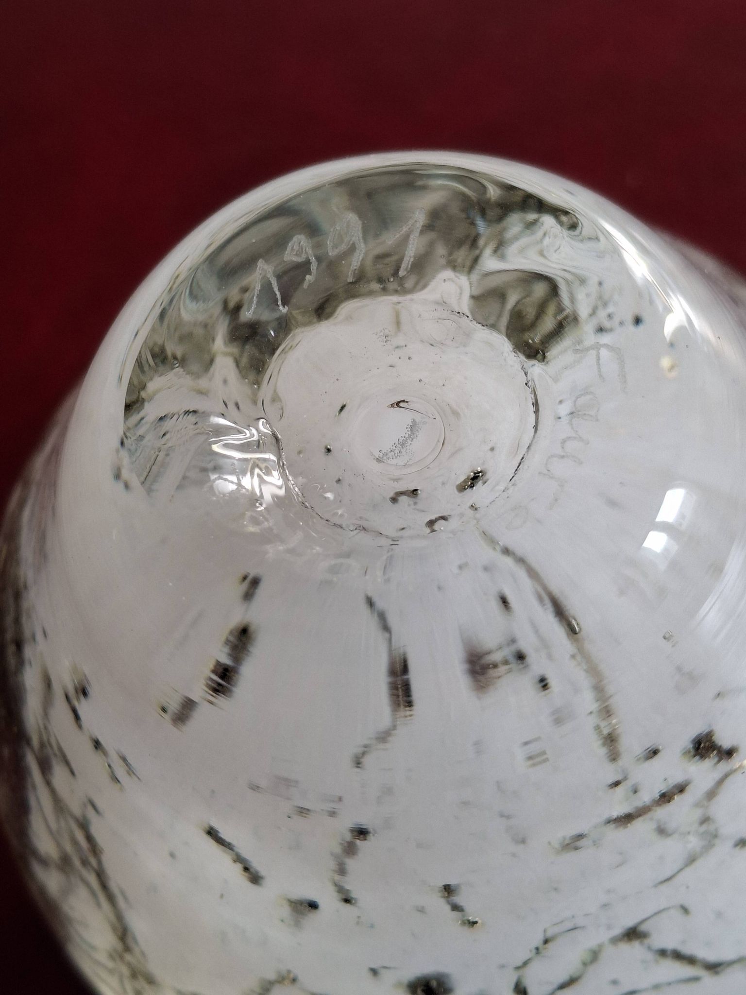Vase boule soliflore en verre soufflé Yonel Faure signé