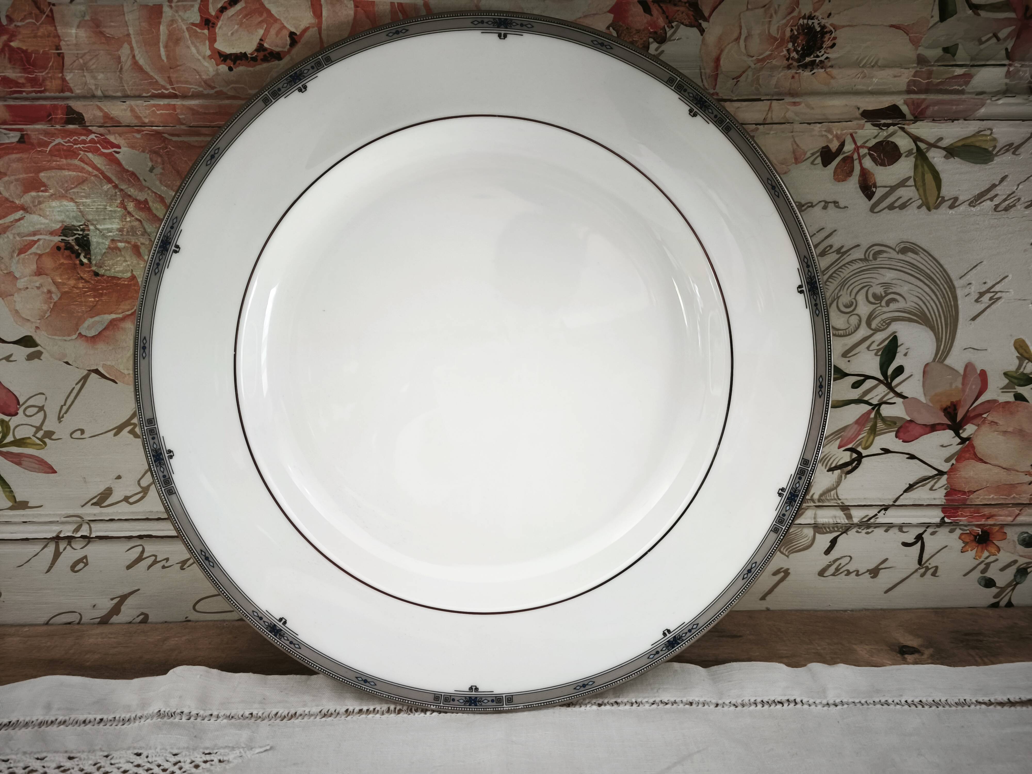 Large round plate in English porcelain Wedgwood model Amherst.