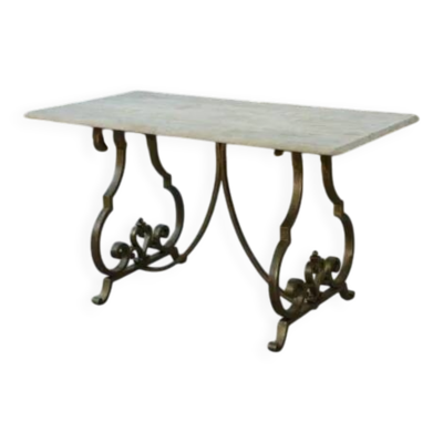 Table d’appoint piètement en fer forgé doré à la feuille attribuée à Gilbert Poillerat avec plateau en travertin 1940’s