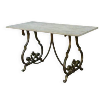 Table d’appoint piètement en fer forgé doré à la feuille attribuée à Gilbert Poillerat avec plateau en travertin 1940’s