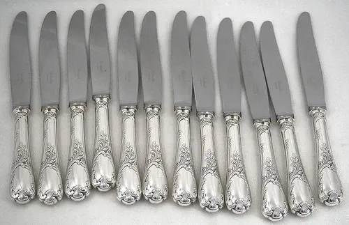Christofle Marly, 12 silver-plated table knives, in excellent condition.