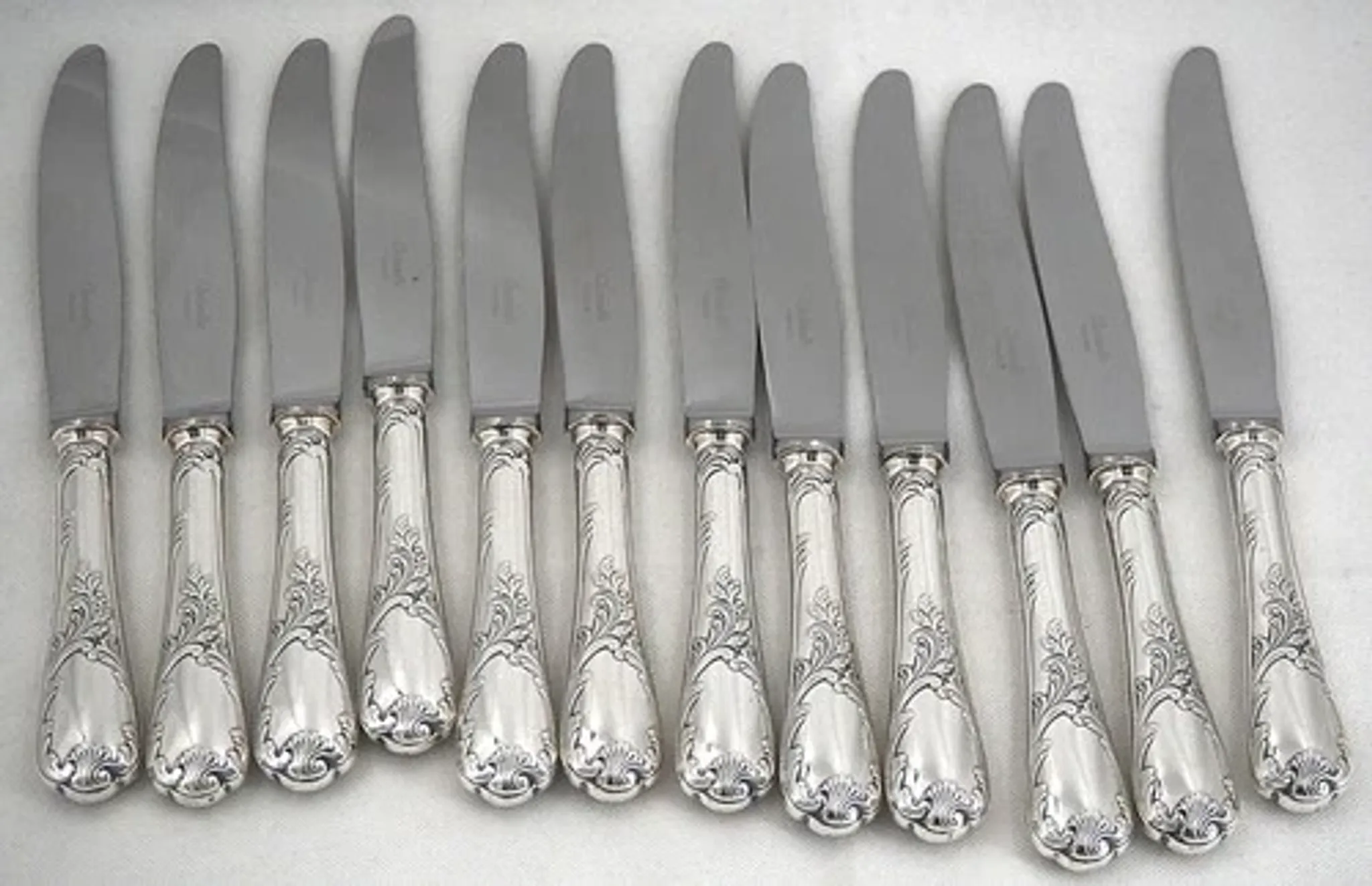 Christofle Marly, 12 silver-plated table knives, in excellent condition.
