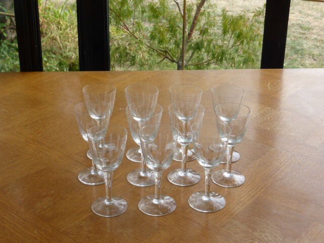 11 verres ciselés modèle gouttes, art deco, verres à cidre anciens