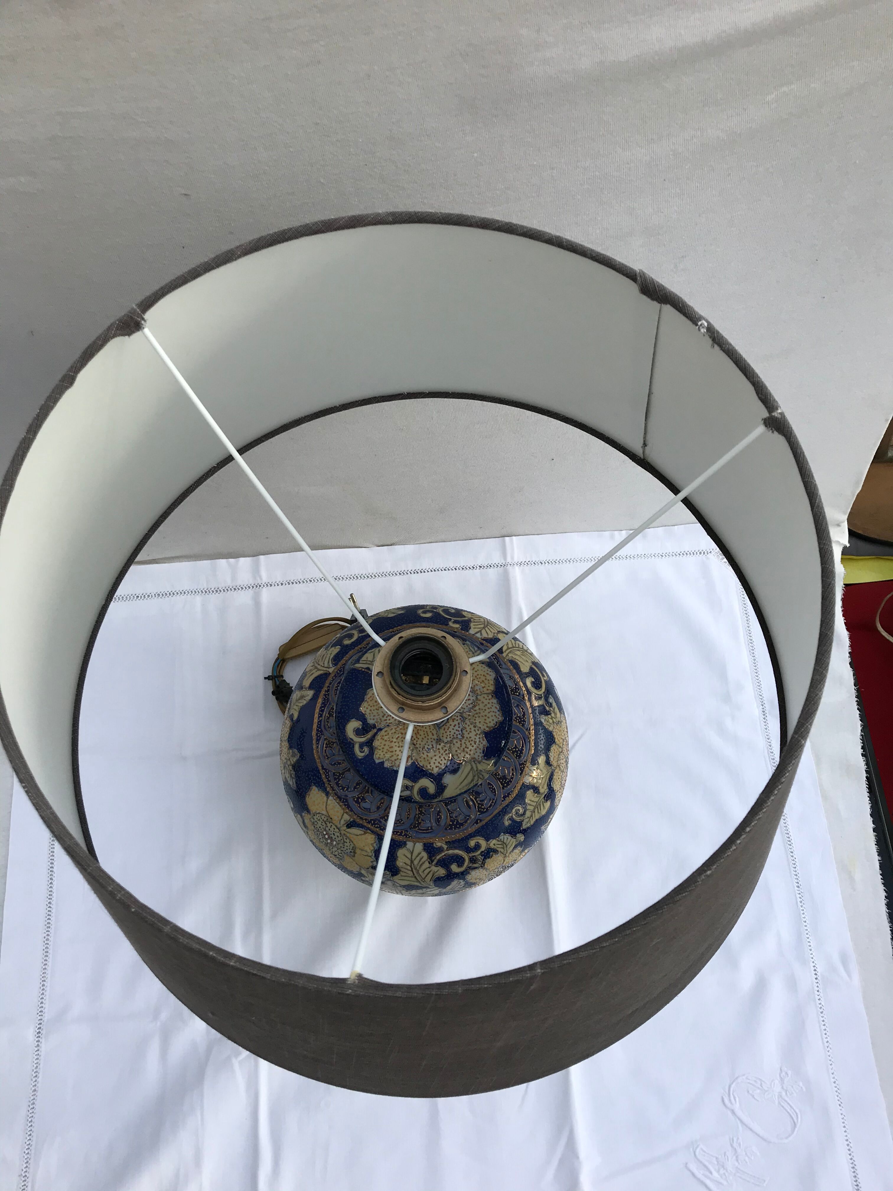 Ancient enamelled ceramic lamp drawing flowers - vintage grey daybat